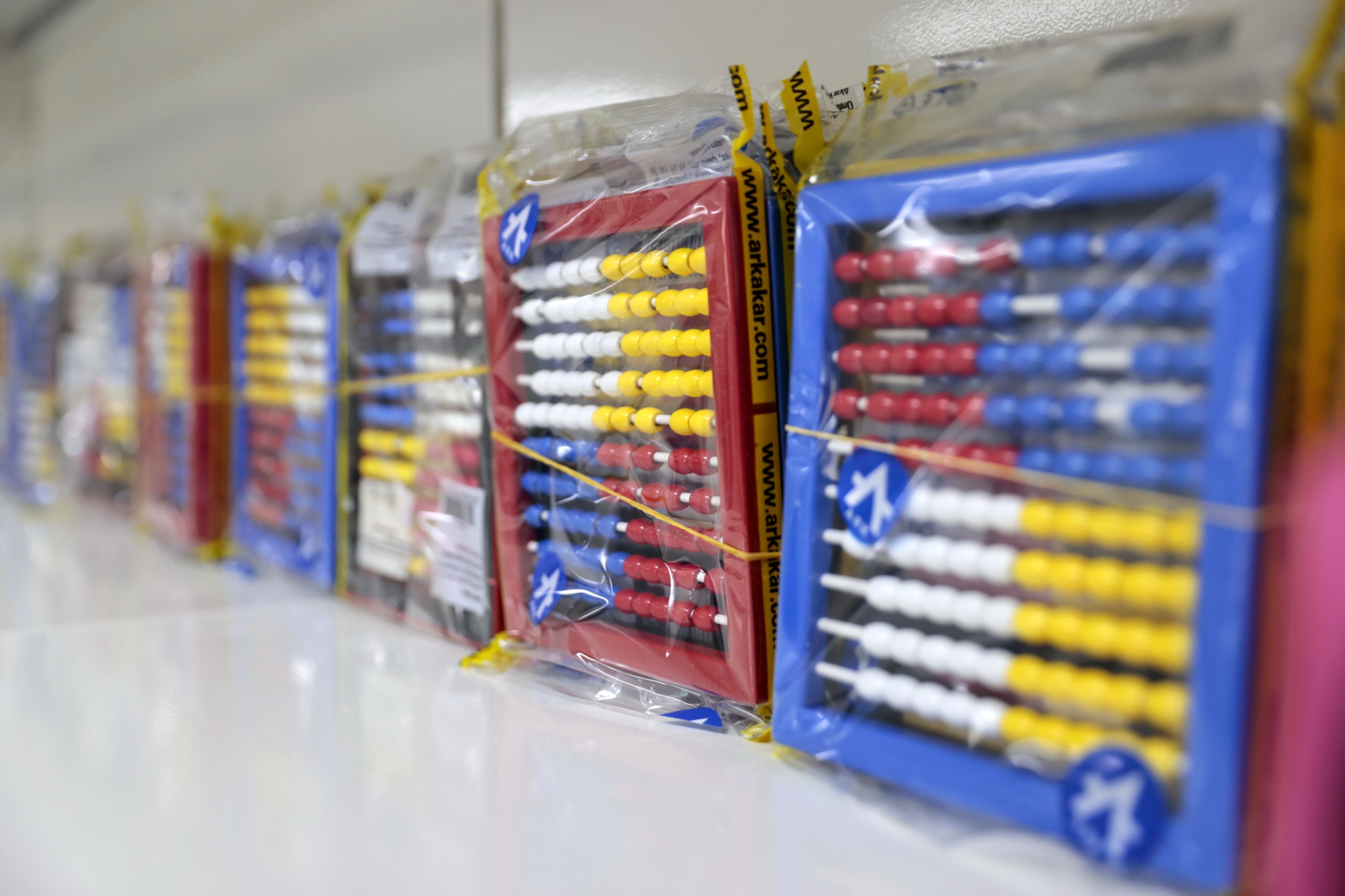 Konak Belediyesi’nin kırtasiye desteği yüzleri güldürdü