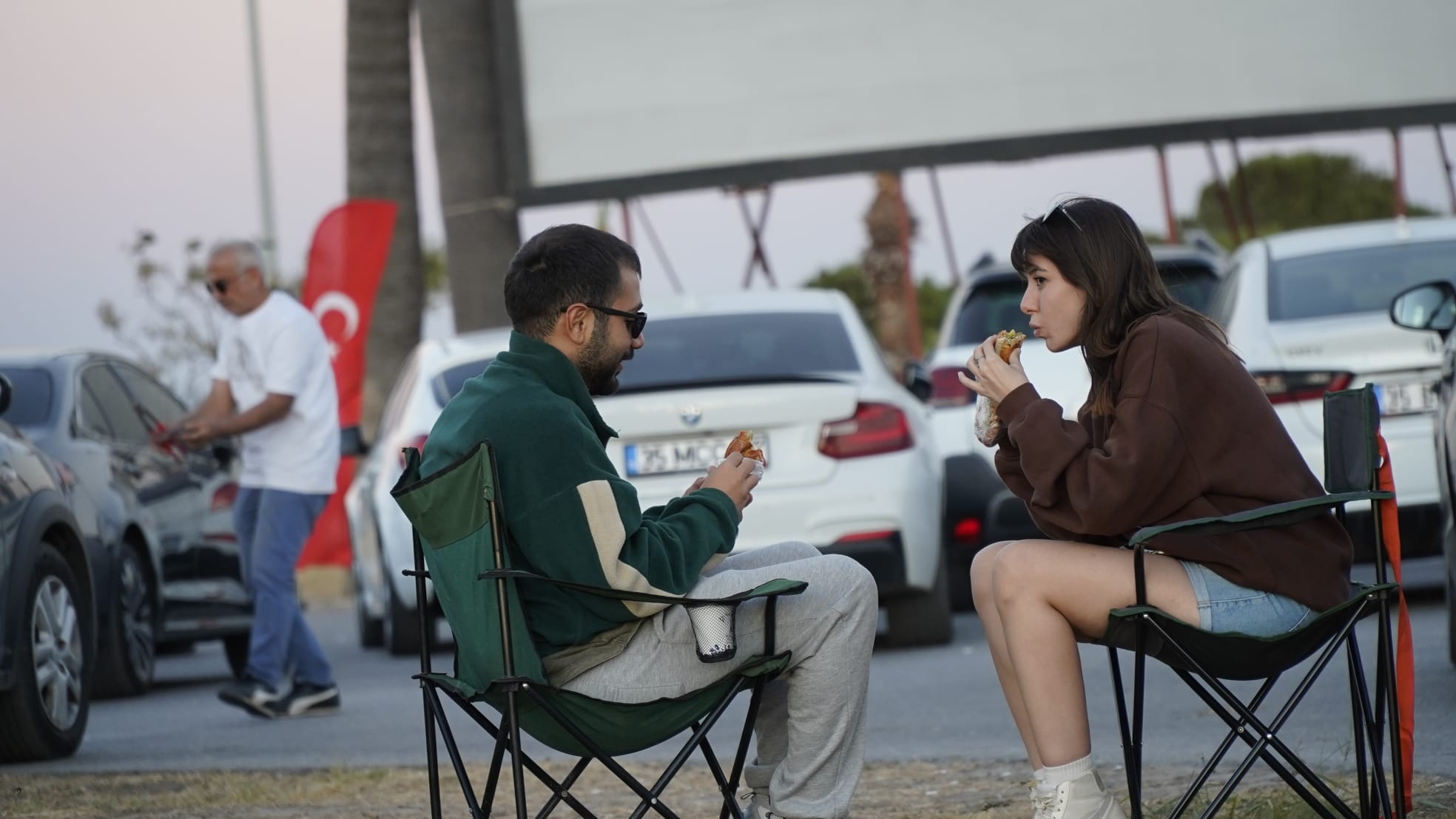 İzmir’de arabada film keyfi