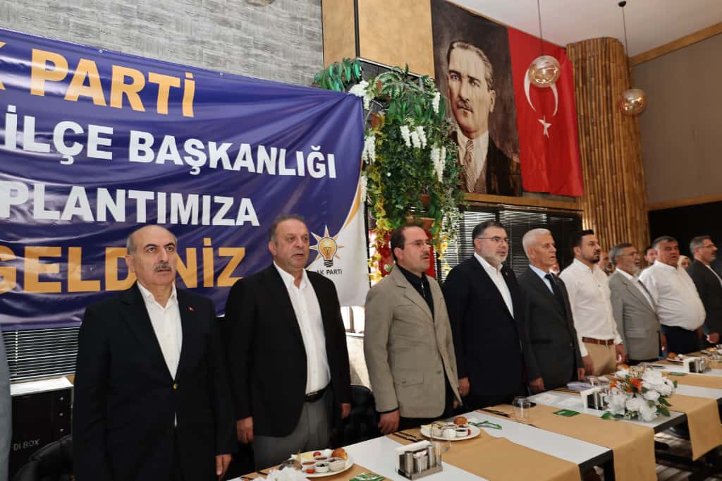 AK Parti İzmir İl Başkanı Saygılı, Kemalpaşa'da yeni üyelere rozet taktı, CHP'den de katılım var!