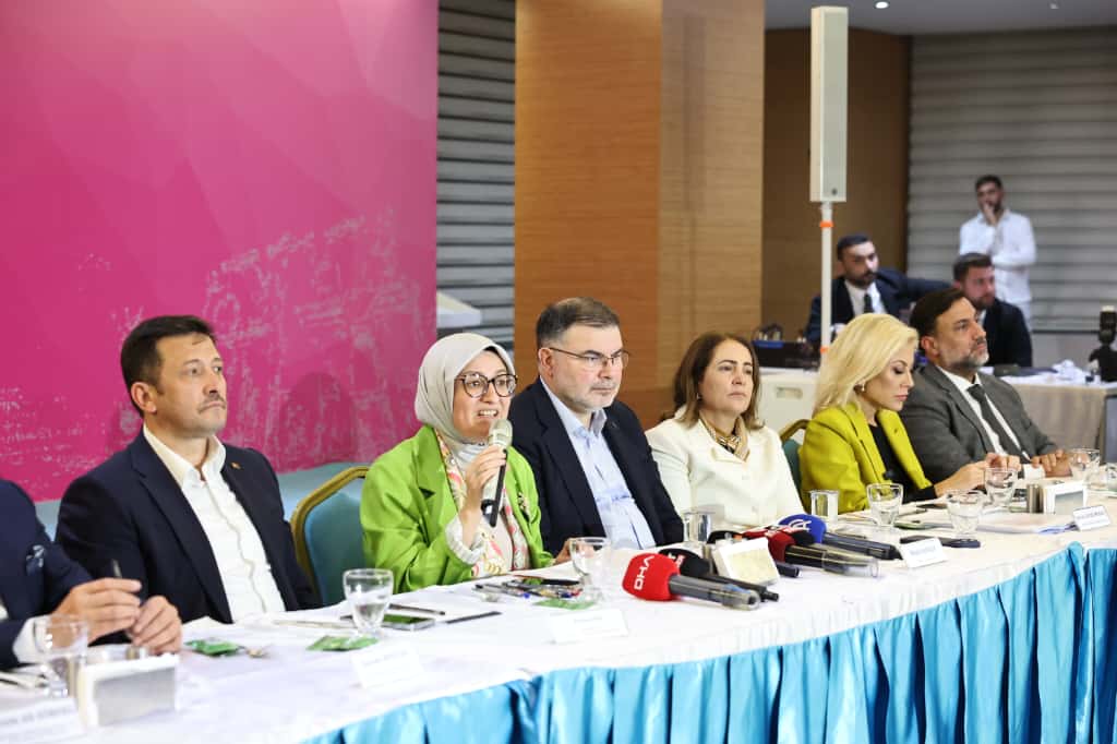 AK Parti’den İzmir’de, 'Bir Sofra'da İlle de Roman' buluşması!