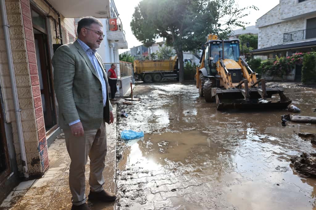 Başkan Saygılı, Foça’da selden etkilenenlere devletin yardımlara başladığını duyurdu