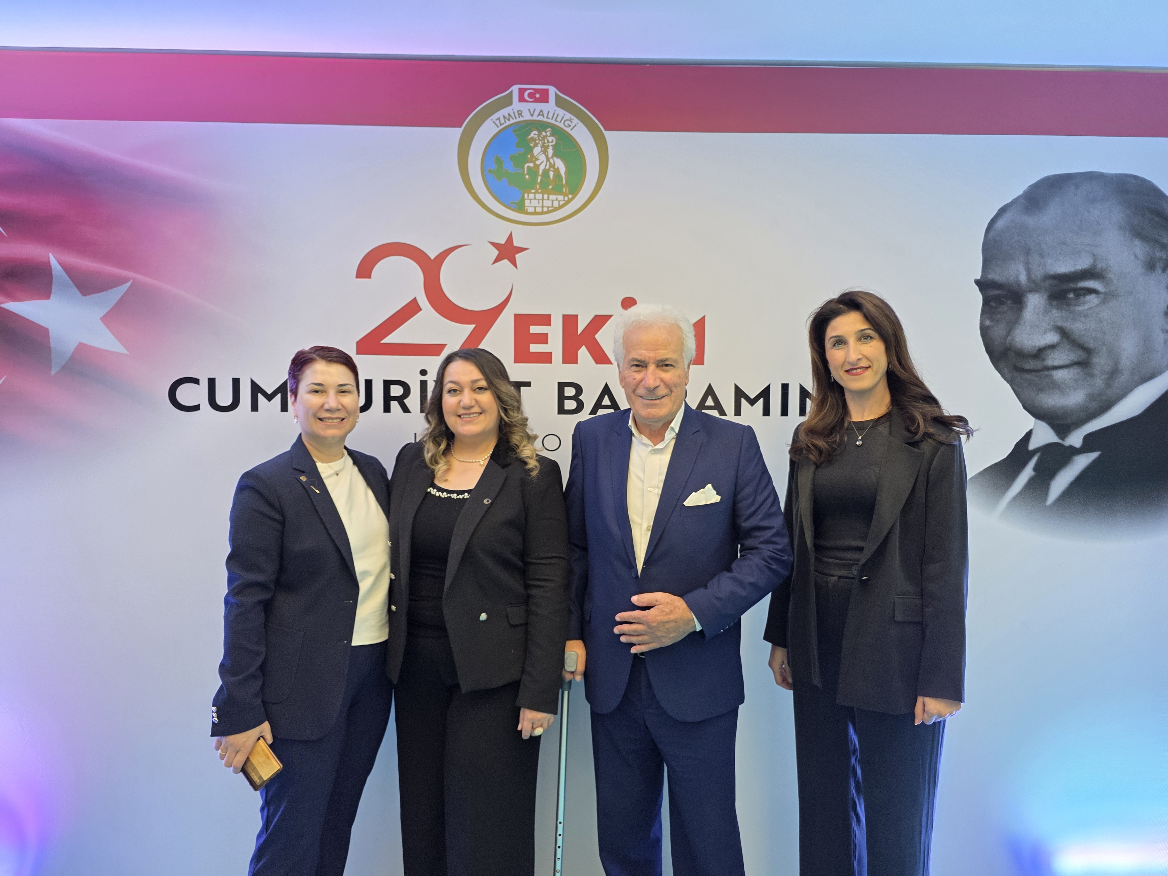 İZMİR'DE 29 EKİM RESEPSİYONU COŞKUYLA GERÇEKLEŞTİ: CUMHURİYET'İN 102. YILI TÖRENLE KUTLANDI
