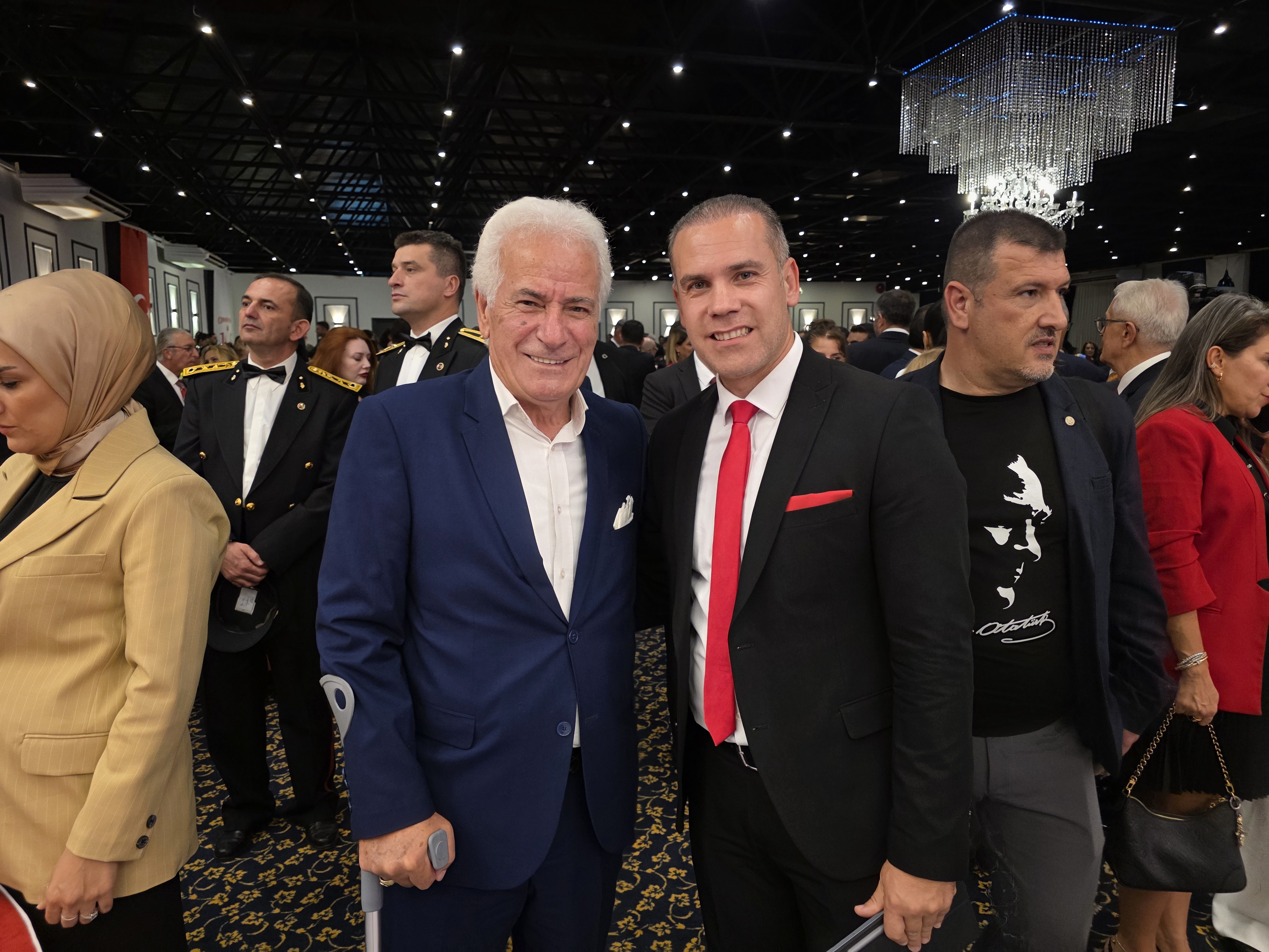 İZMİR'DE 29 EKİM RESEPSİYONU COŞKUYLA GERÇEKLEŞTİ: CUMHURİYET'İN 102. YILI TÖRENLE KUTLANDI