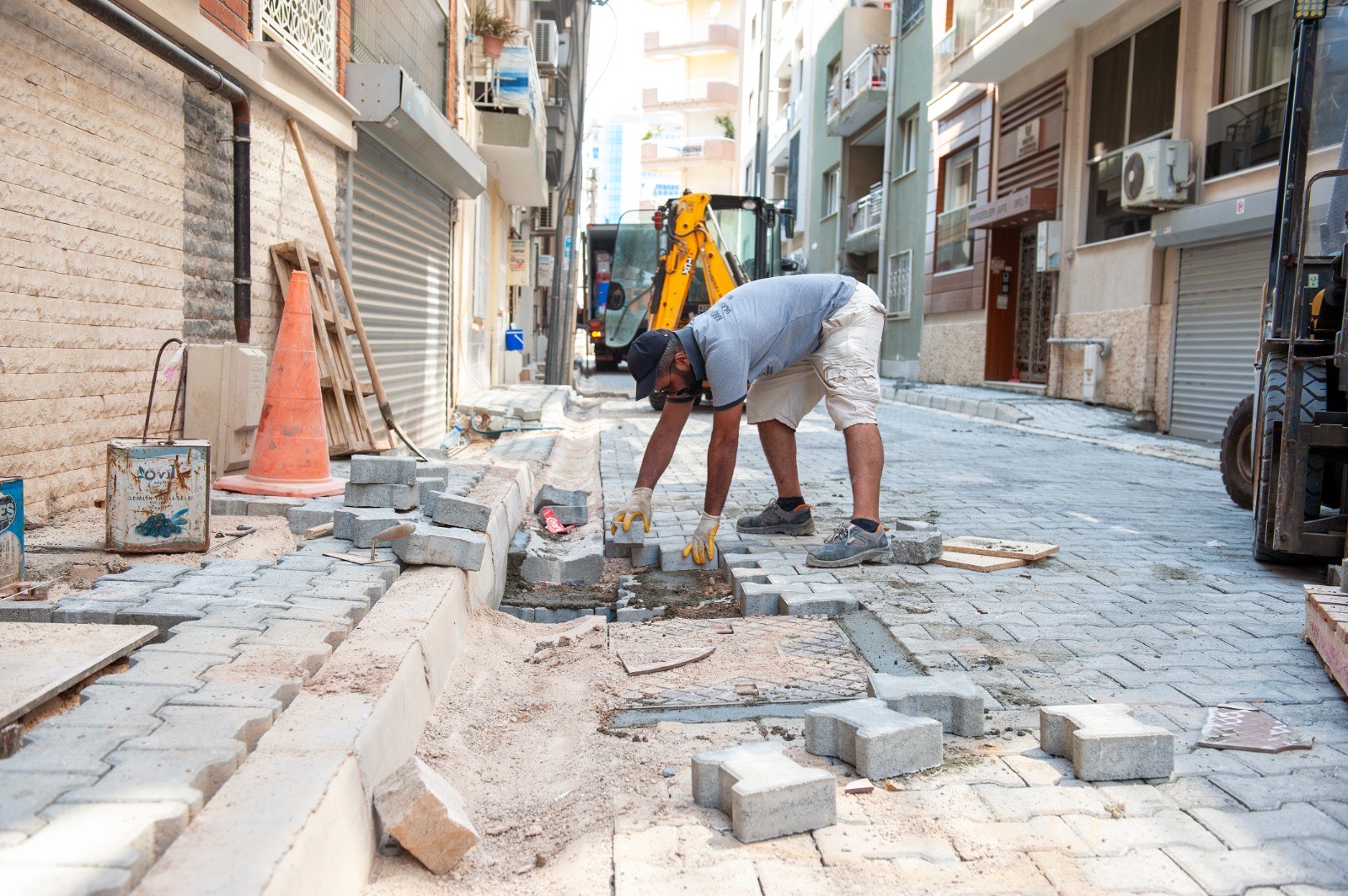 KARŞIYAKA’DA YOL BAKIM ÇALIŞMALARI HIZ KESMİYOR
