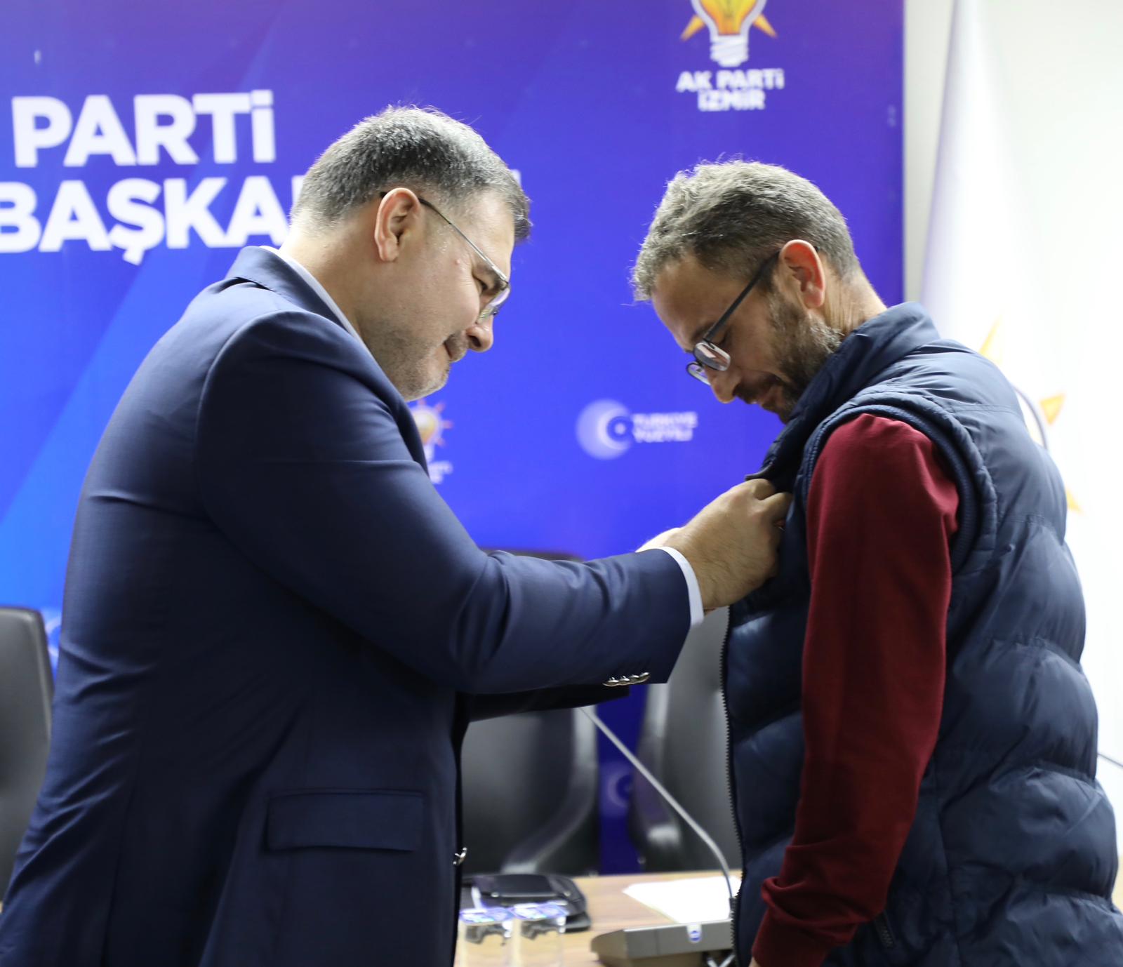 Başkan Saygılı, AK Parti'nin iktidara gelişinin yıldönümünde rozetleri taktı!