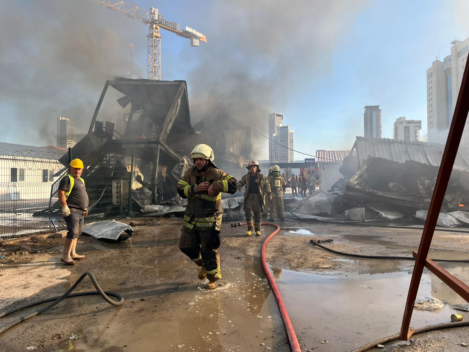 Bayraklı’daki yangın, itfaiyenin müdahalesiyle dakikalar içinde kontrol altına alındı