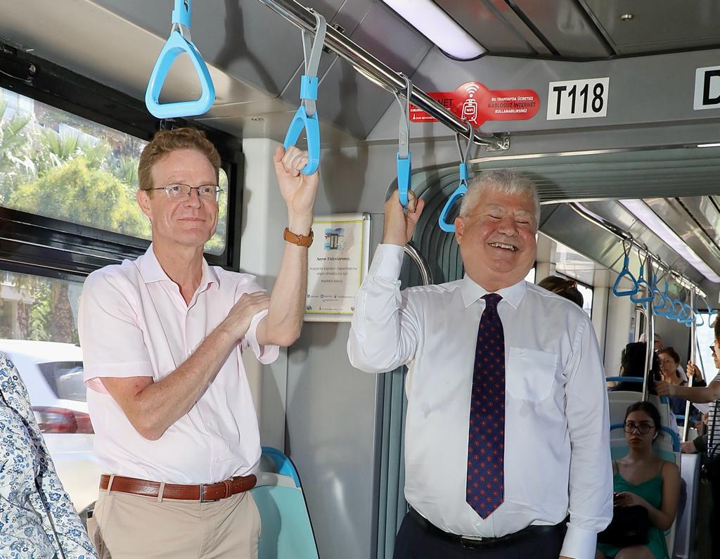 Büyükelçi’den Başkan Soyer’in elektrikli yolcu gemisi projesine destek