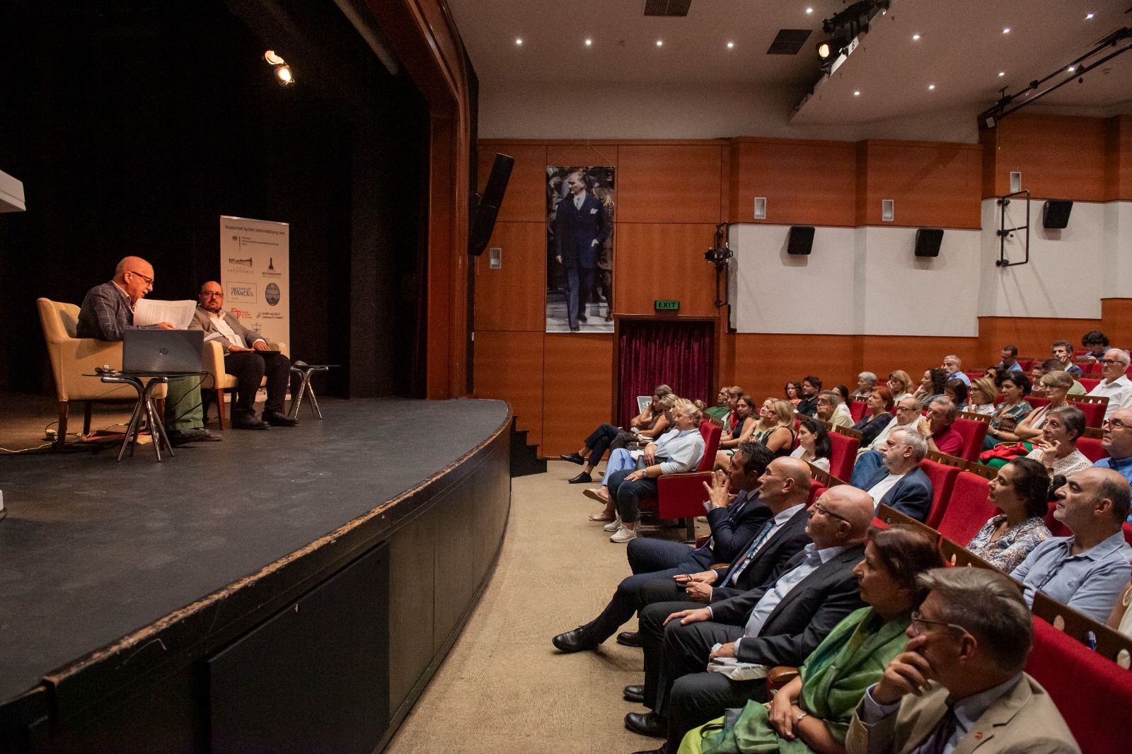 Ünlü İngiliz tarihçi  Mansel'den İzmir'e övgü dolu sözler