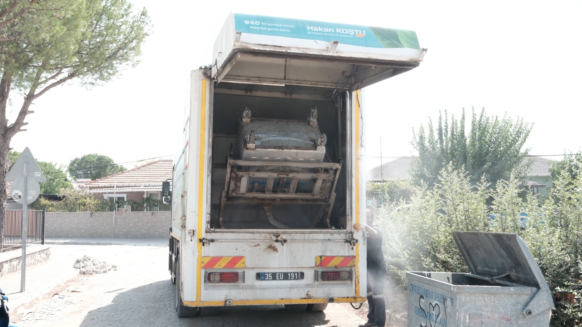 Bergama Belediyesi çöp konteynerlerini temizliyor