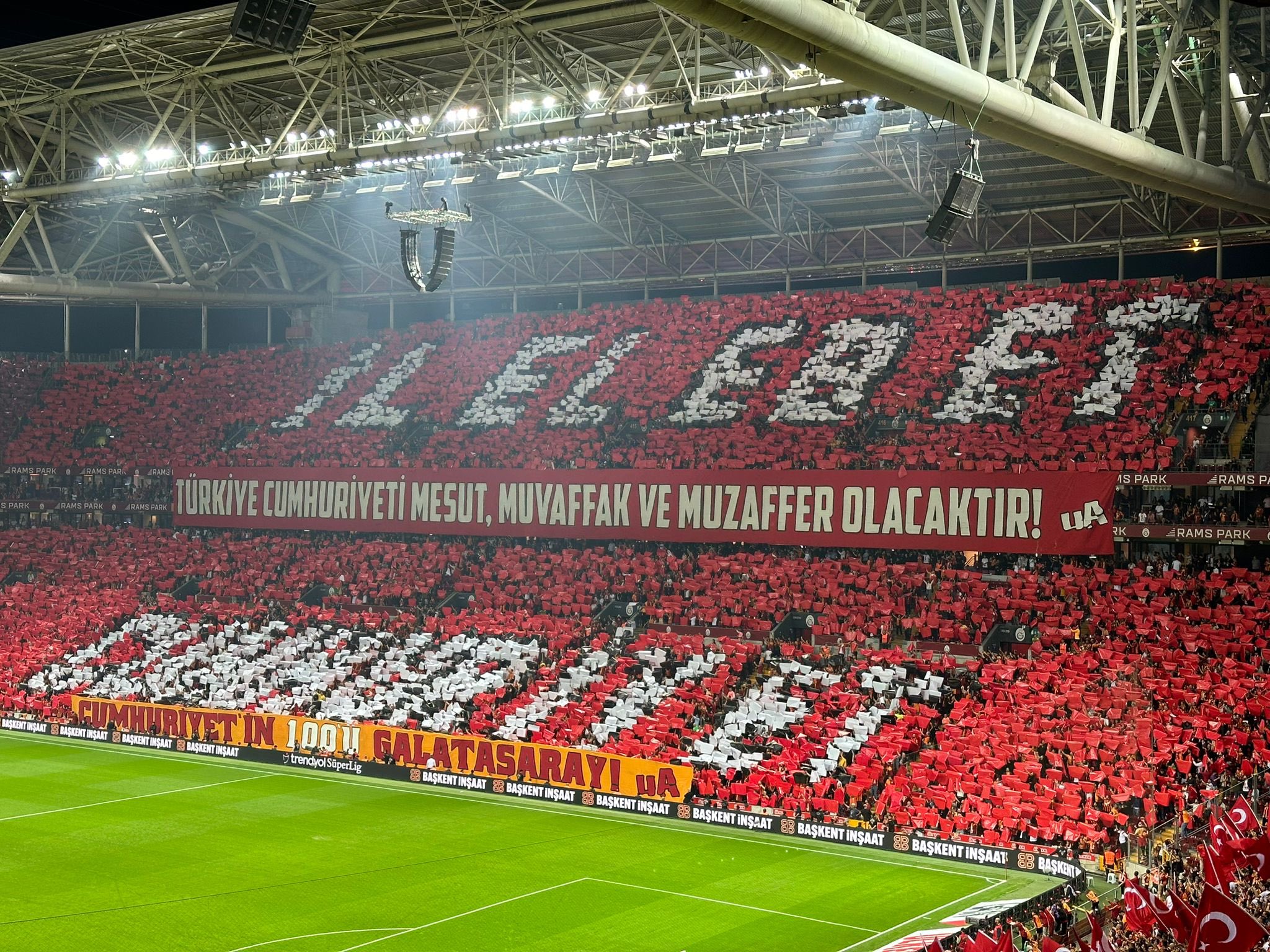 Galatasaray tribünlerinden Cumhuriyet'in 100. yılına özel koreografi!