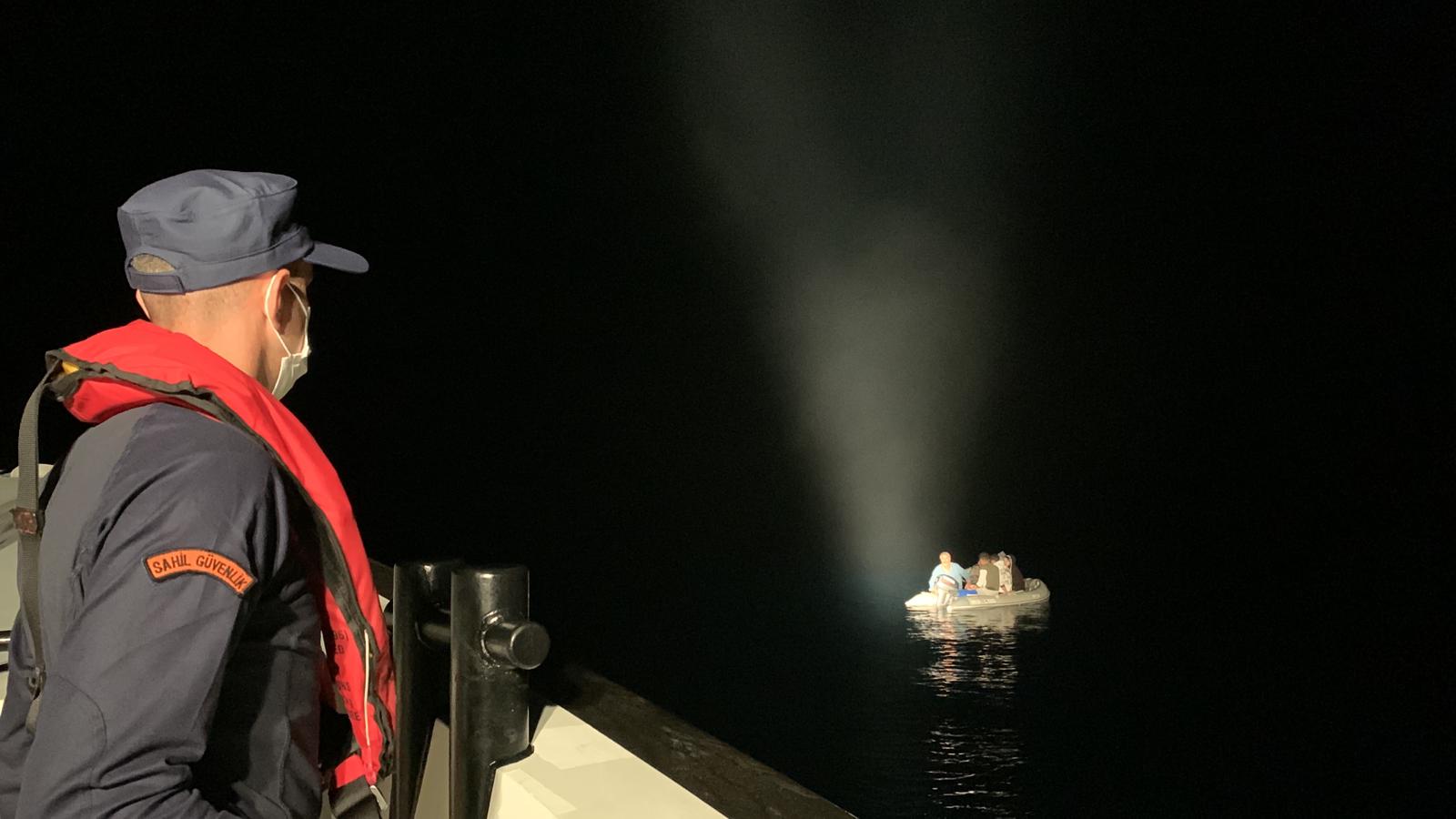 İzmir açıklarında 74 düzensiz göçmen kurtarıldı, 69 göçmen yakalandı