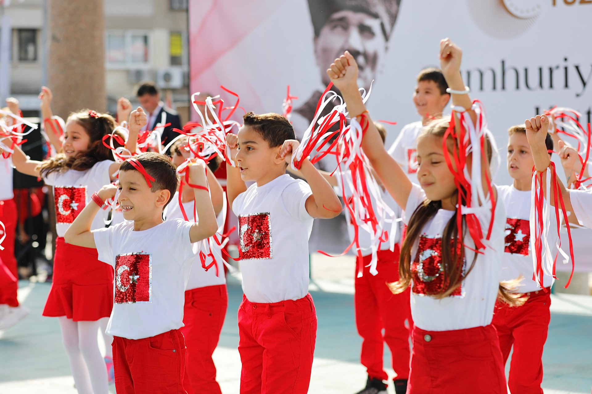 BERGAMA’DA CUMHURİYET BAYRAMI COŞKUYLA KUTLANDI