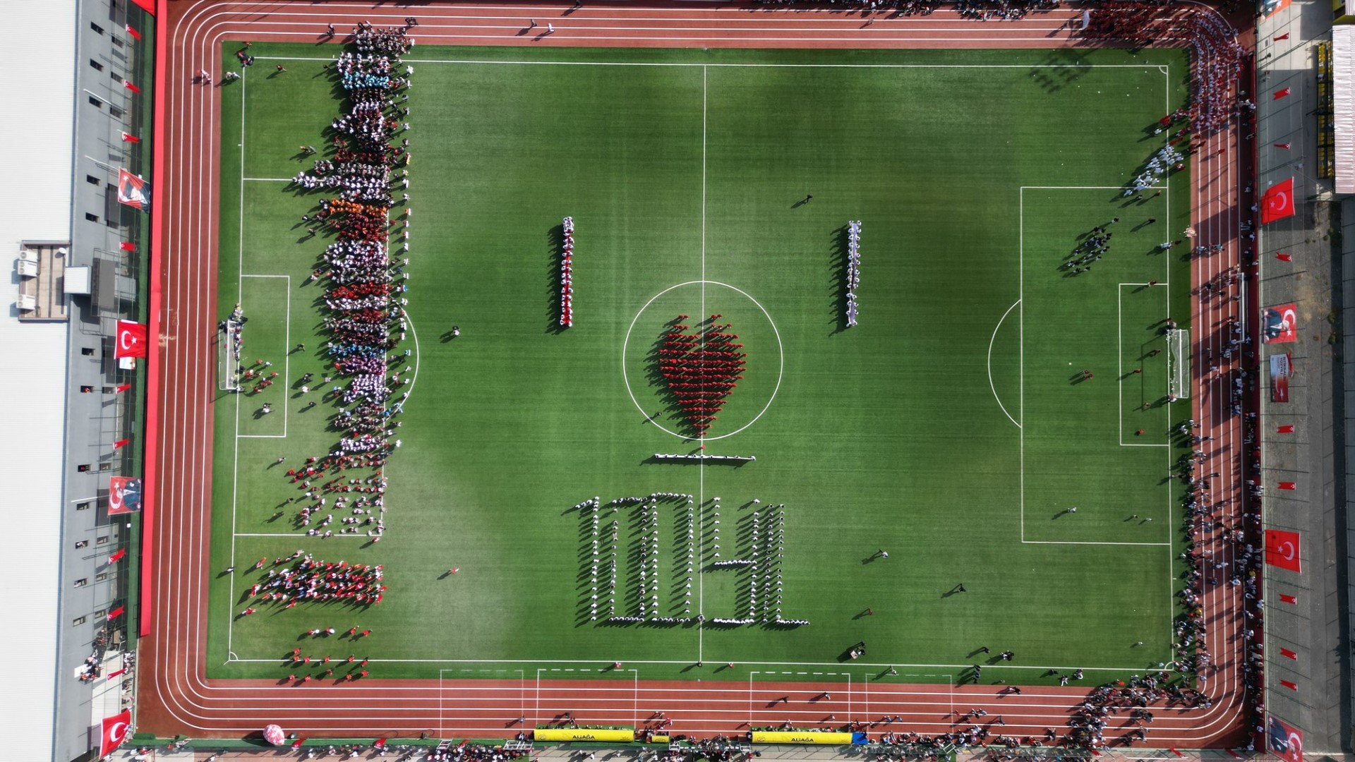 Aliağa Cumhuriyet İçin Atatürk Stadına Koştu