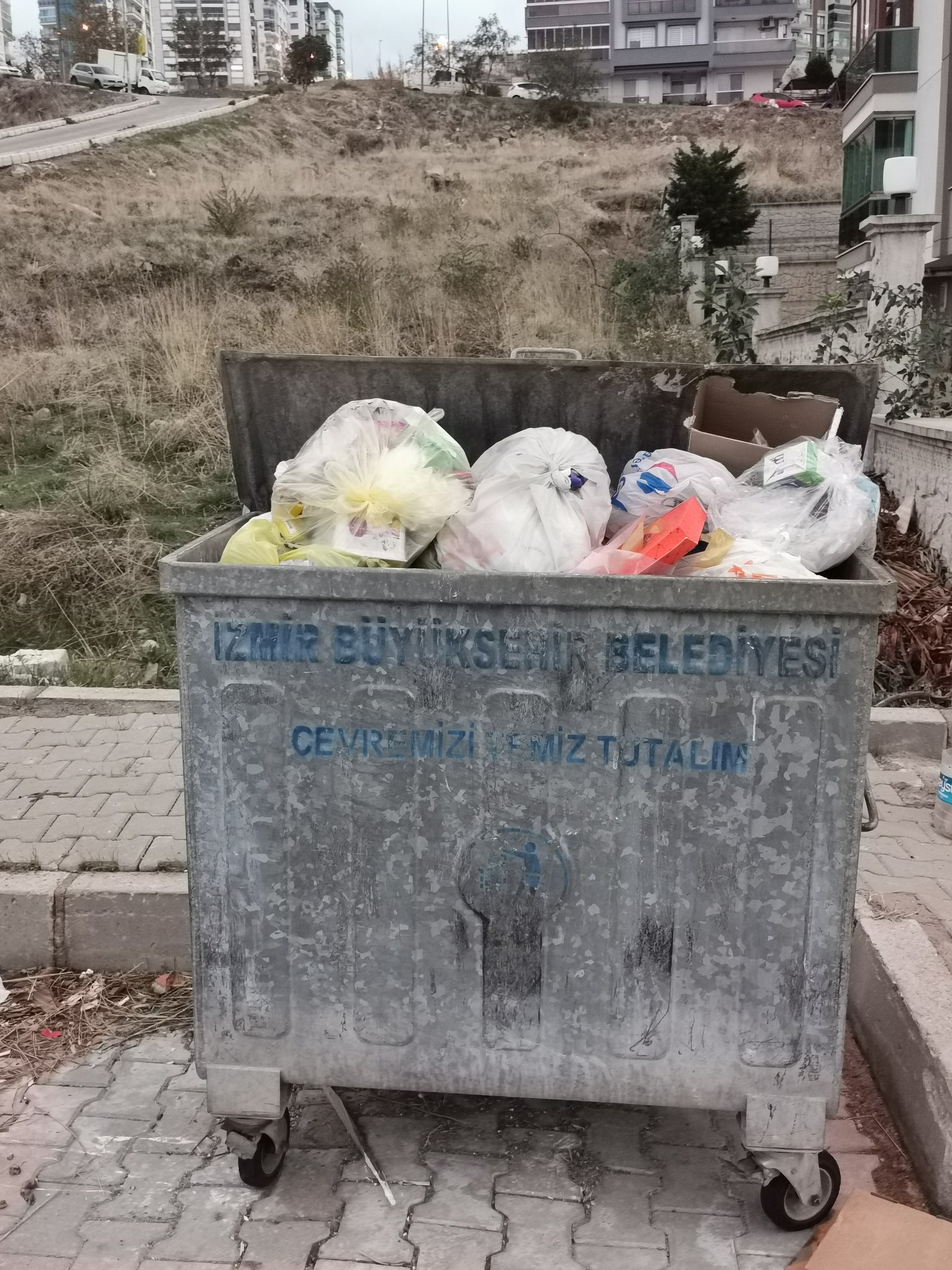 İşçiler maaşını alamadı, Çiğli çöp yuvasına döndü
