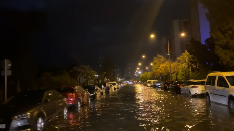 İzmir'de deniz taştı, sokaklar su altında kaldı