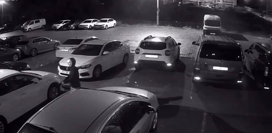 Maskeli kadın pompalı tüfekle dehşet saçtı