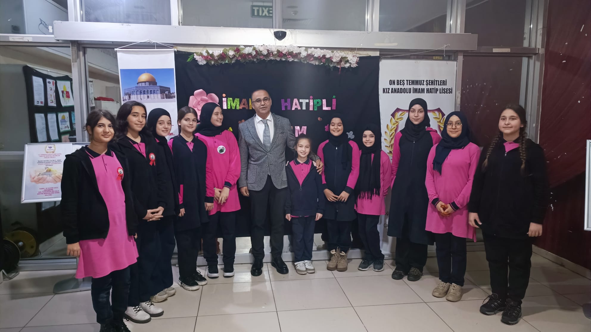 Milli Eğitim Bakan Yardımcısı Şamlıoğlu, İzmir Konak Meydanı'nda Filistin'e Destek Yürüyüşünde Öğrencilerle Buluştu