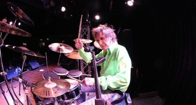 Dünyaca ünlü rock müzik grubunun bateristi hayatını kaybetti