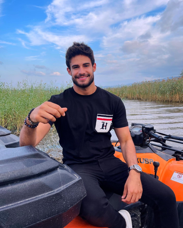 Parasını verdiği insanlara her şeyi söyleyebileceğini zannediyor