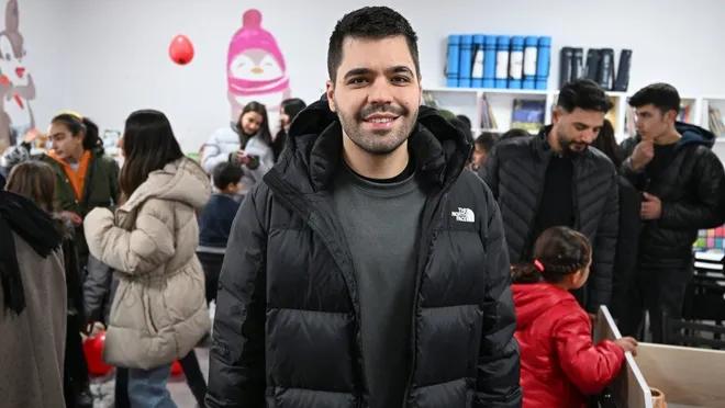 Emir Can İğrek, hayatını kaybeden müzisyen Onur Can Özcan için Van'da kütüphane yaptırdı.