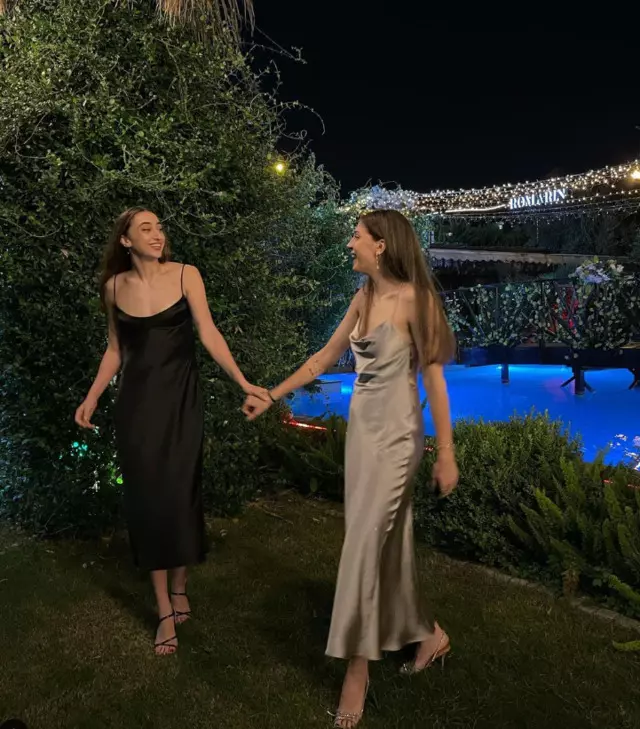 Filenin Sultanları İlkin Aydın ve Elif Şahin beraber poz verdi... İddialı elbiseleri göz kamaştırdı!