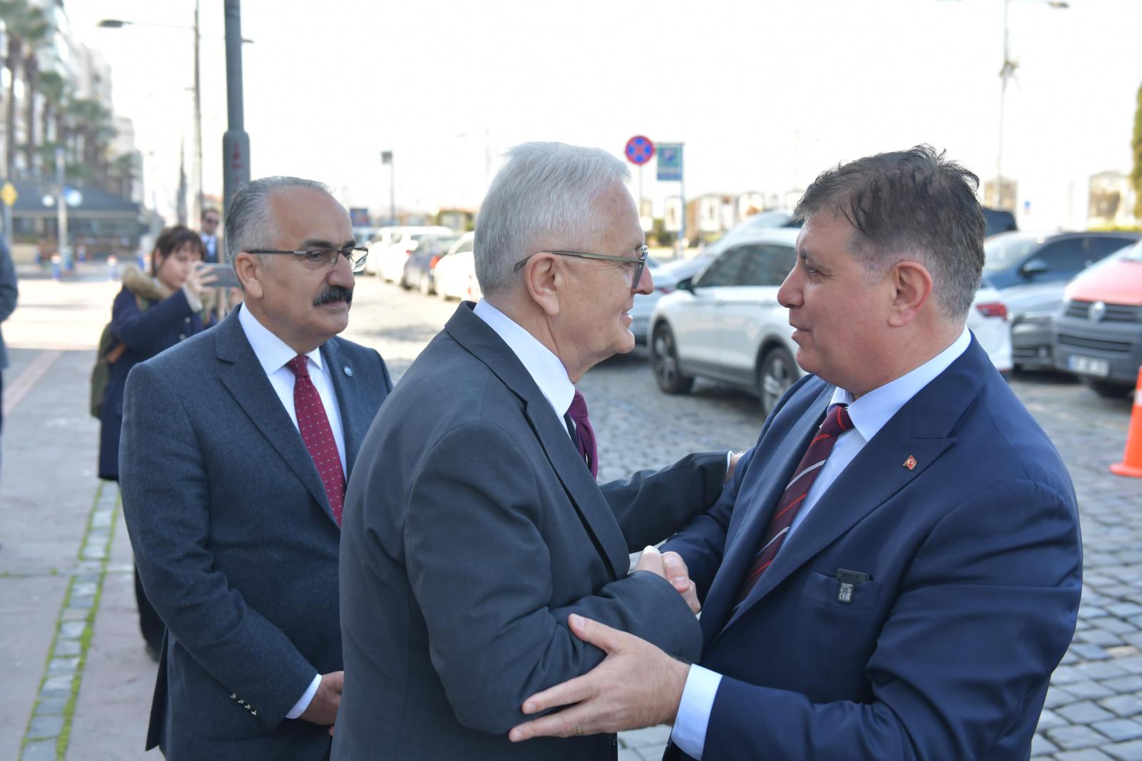 Başkan Adayı Tugay: "Başkan olursam siyasi konuları bir kenara bırakacağım."