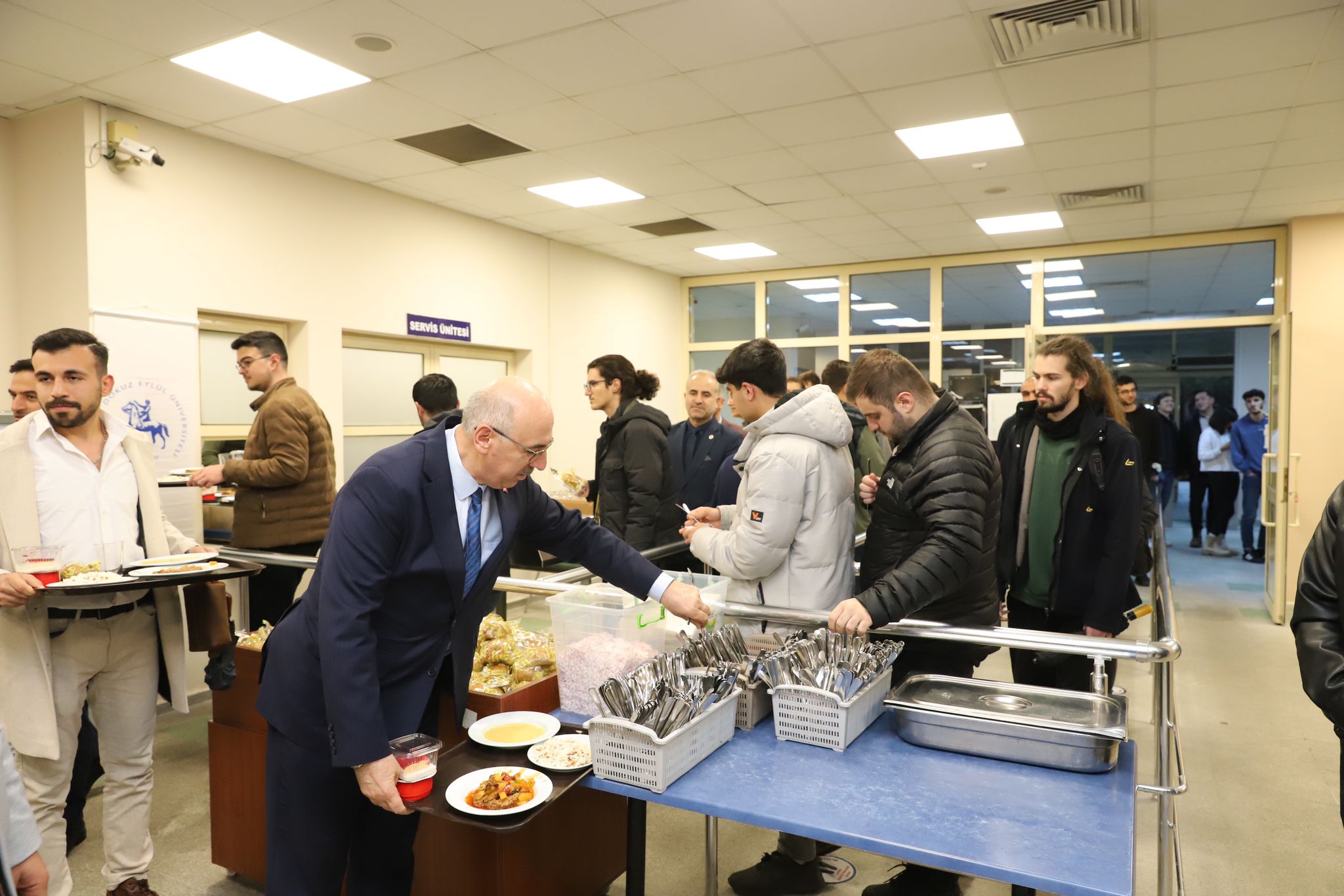 (DEÜ) Rektör Vekili Prof. Dr. Mahmut Ak, öğrencilerle birlikte iftar yaptı.
