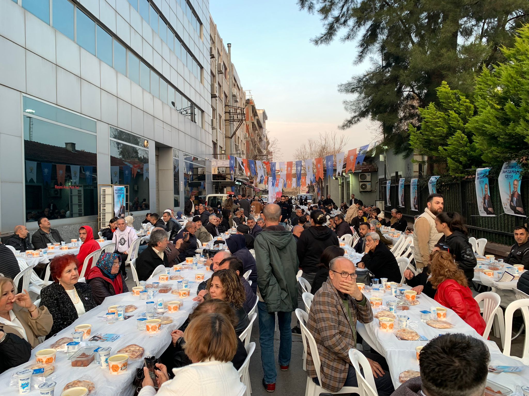 AK Parti Konak adayı Çankırı, Basmane iftar programında vatandaşlarla bir araya geldi