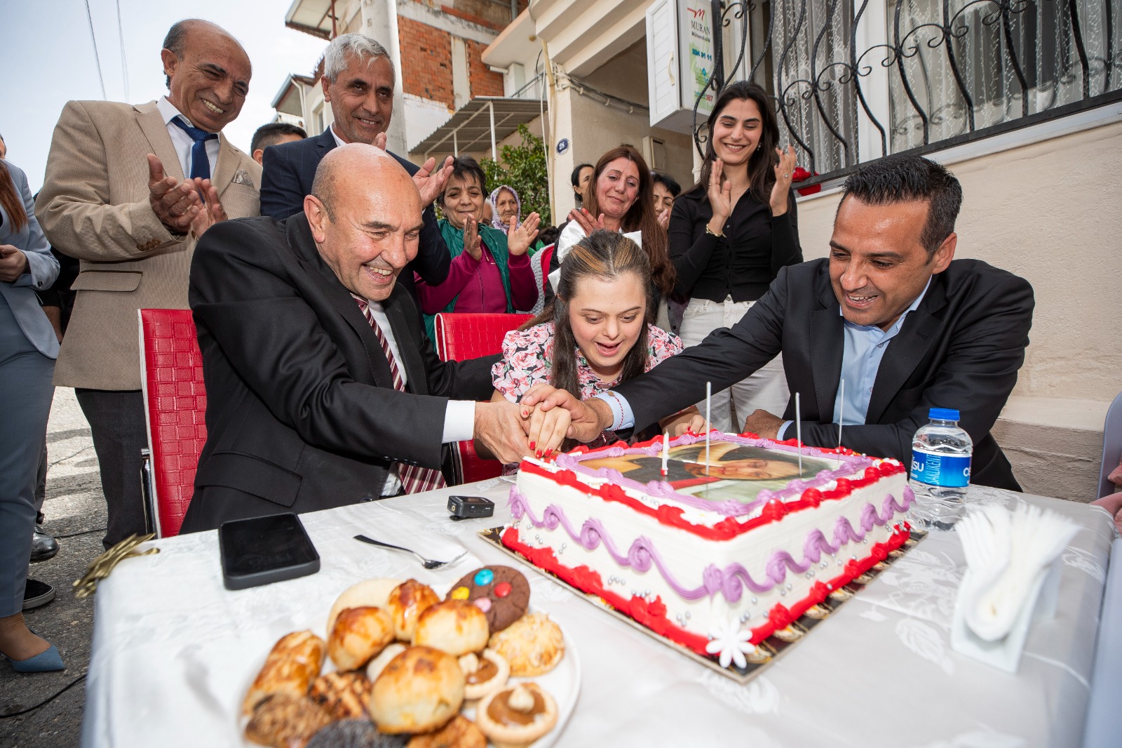 Başkan Tunç Soyer'den Dilan’a doğum günü sürprizi