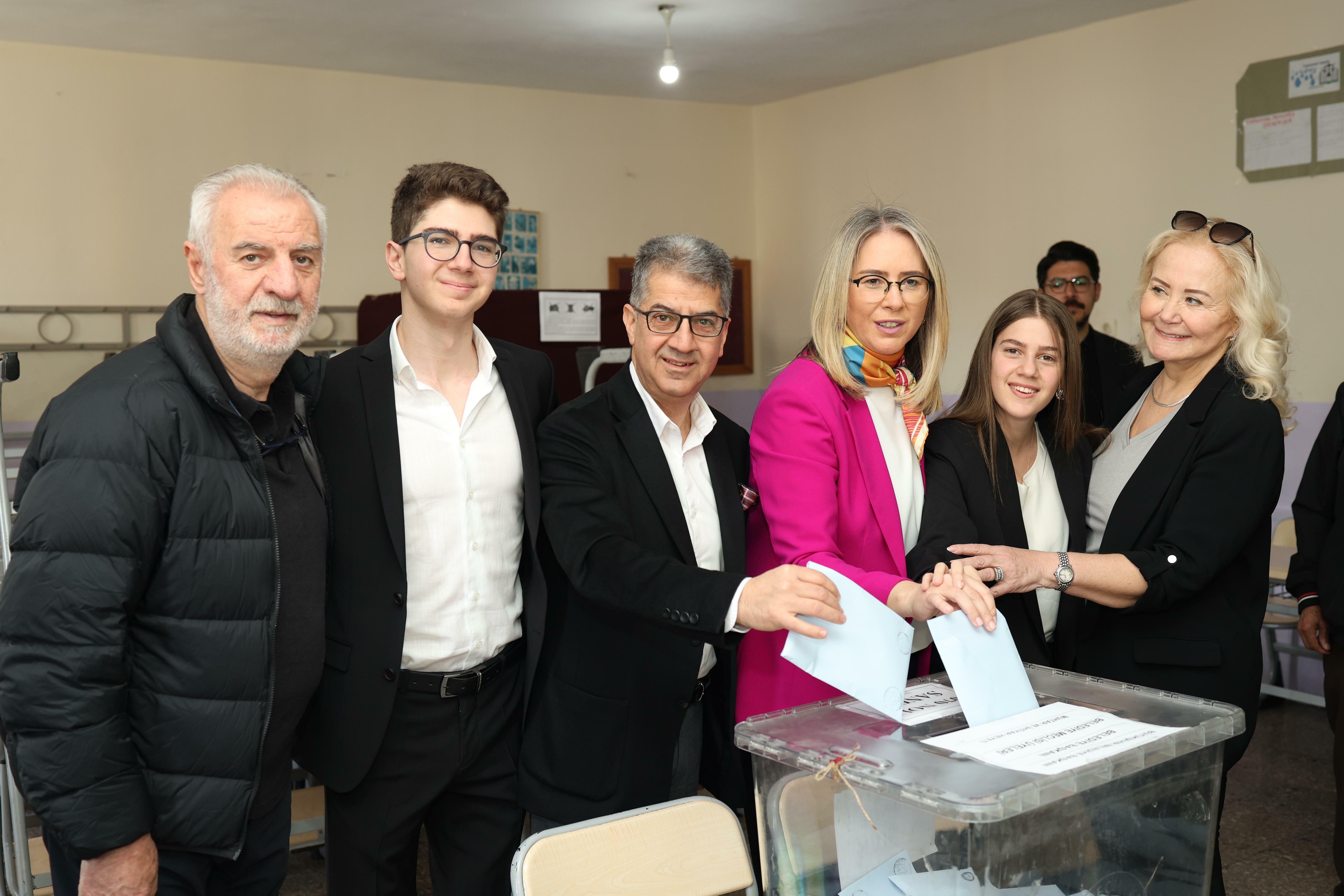 AK Parti Konak adayı Çankırı ‘HALKIN, VİCDAN TERAZİSİNDE HİZMETİN AĞIR GELECEĞİNİ DÜŞÜNDÜKLERİNE İNANIYORUM’