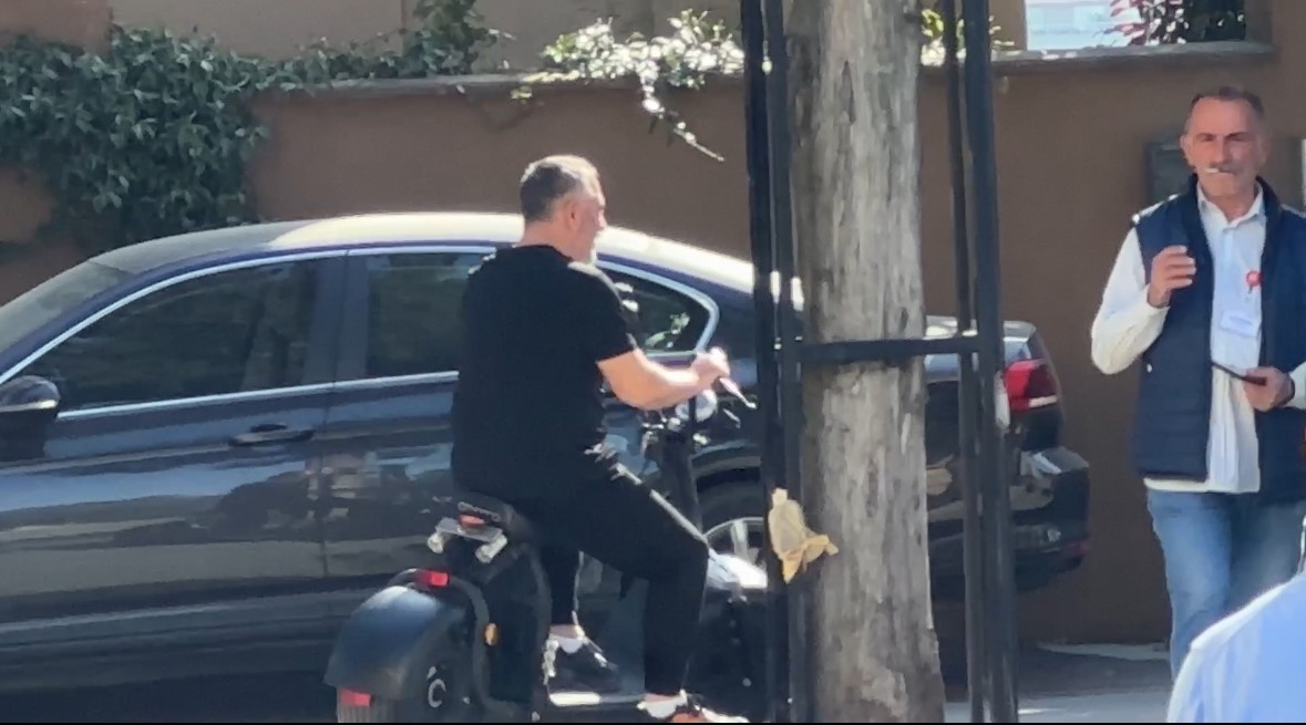 Cem Yılmaz oyunu kullandı, muhabire verdiği cevap güldürdü :“Sizin esprilerinizi kim yazıyor”