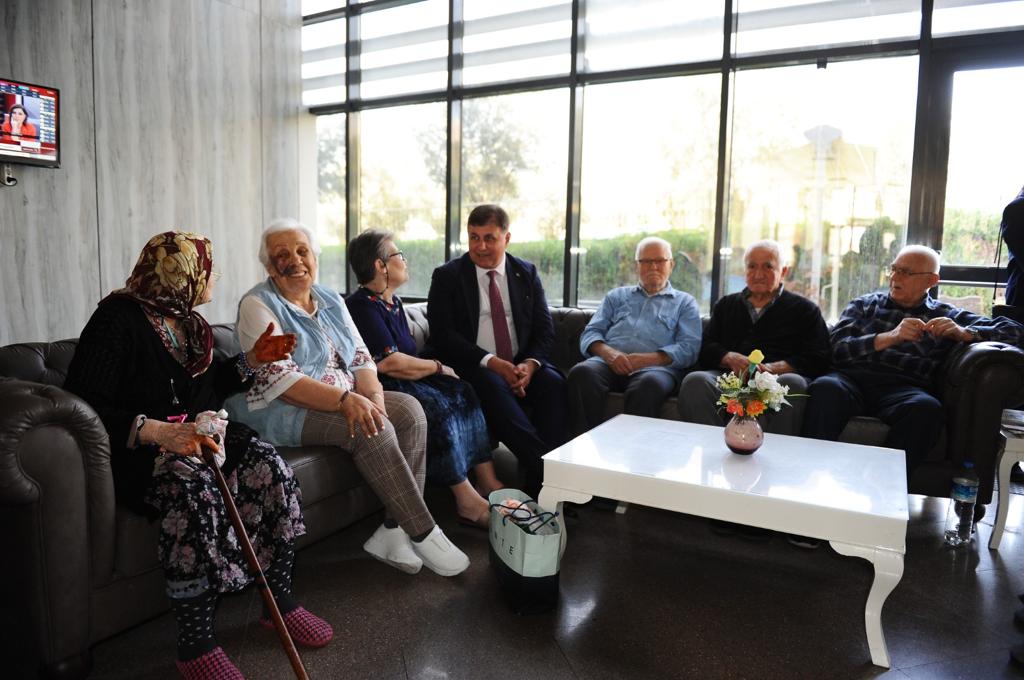 Başkan Tugay, huzurevi sakinlerinin elini öptü