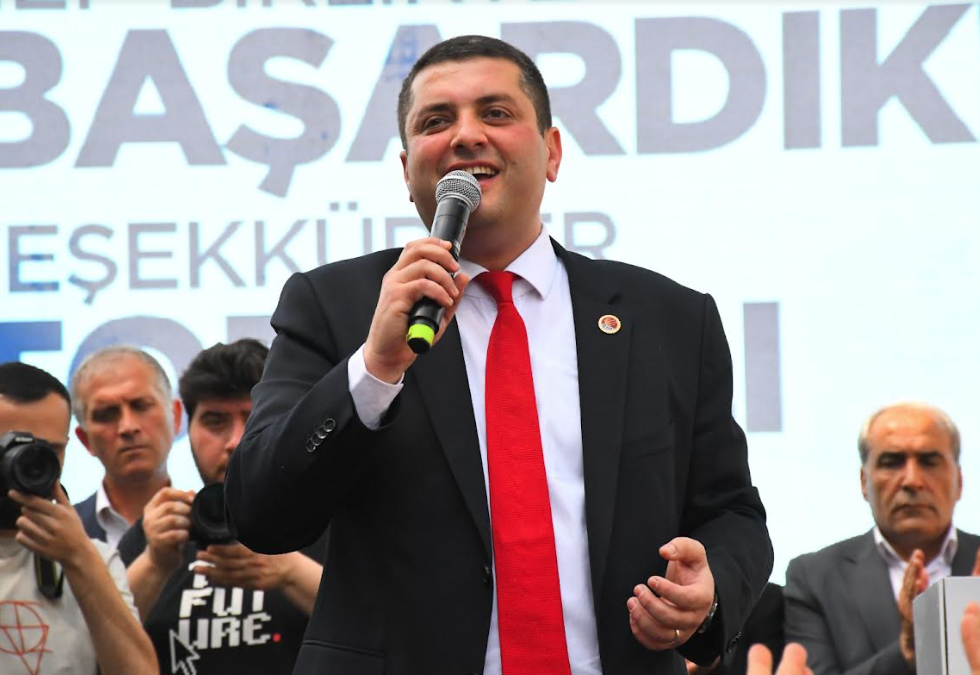 Başkan Demir mazbatasını aldı: Makam aracını belediyeye bağışladı