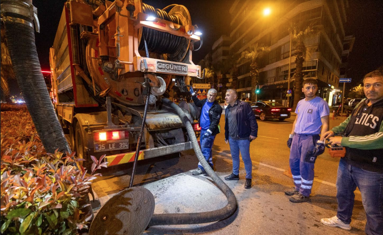 İZSU’dan lokal kokuya gece mesaisi