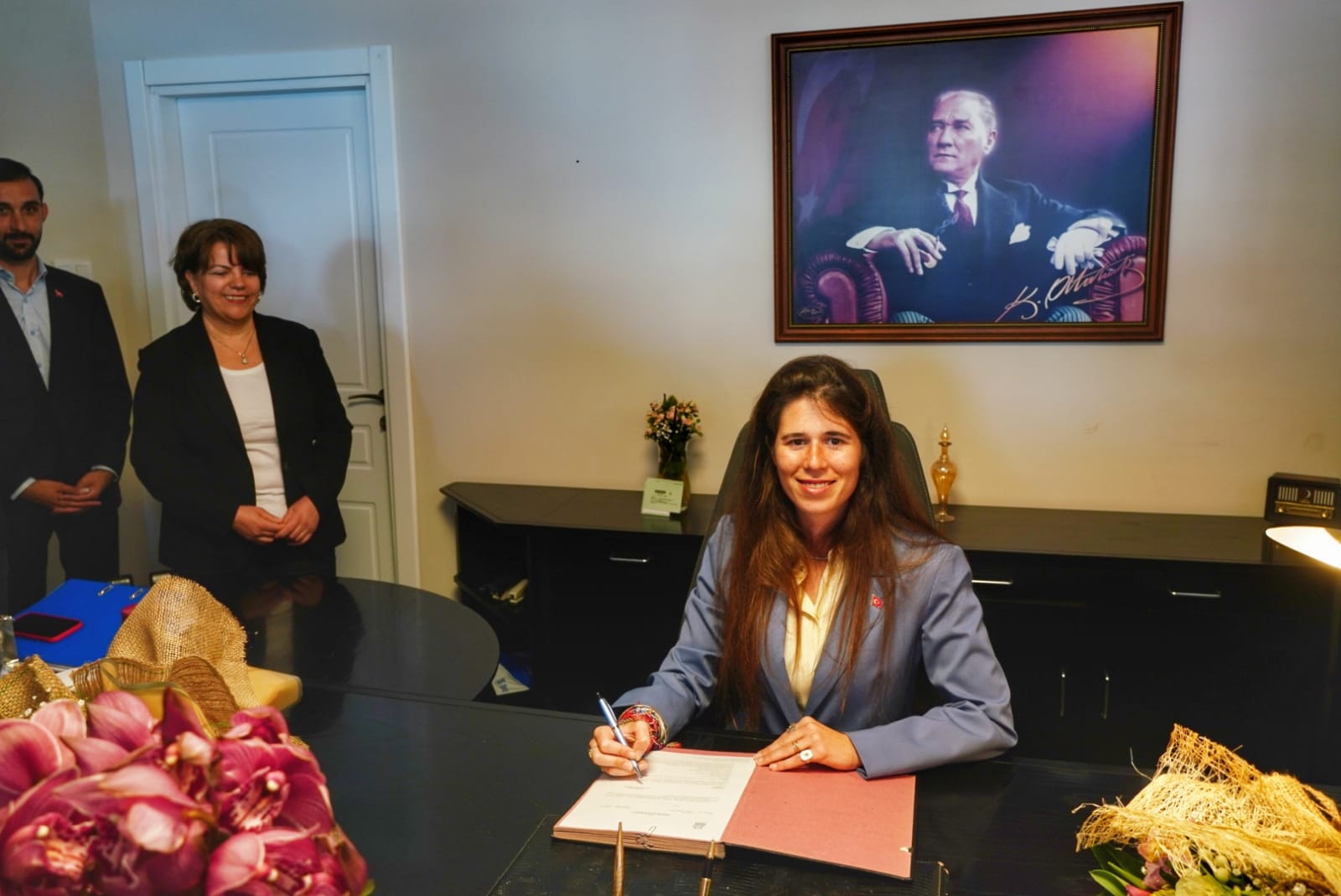 Çeşme'nin ilk kadın başkanı Lal Denizli mazbatayı aldı