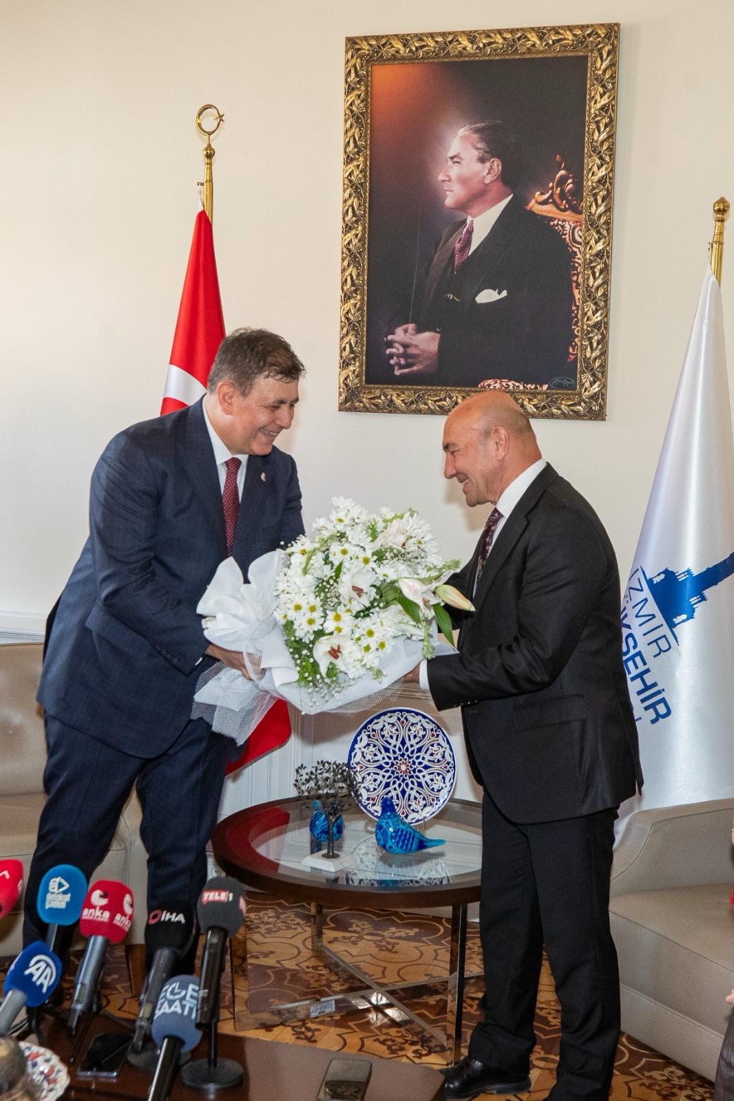 Tunç Soyer görevini Cemil Tugay'a devretti!