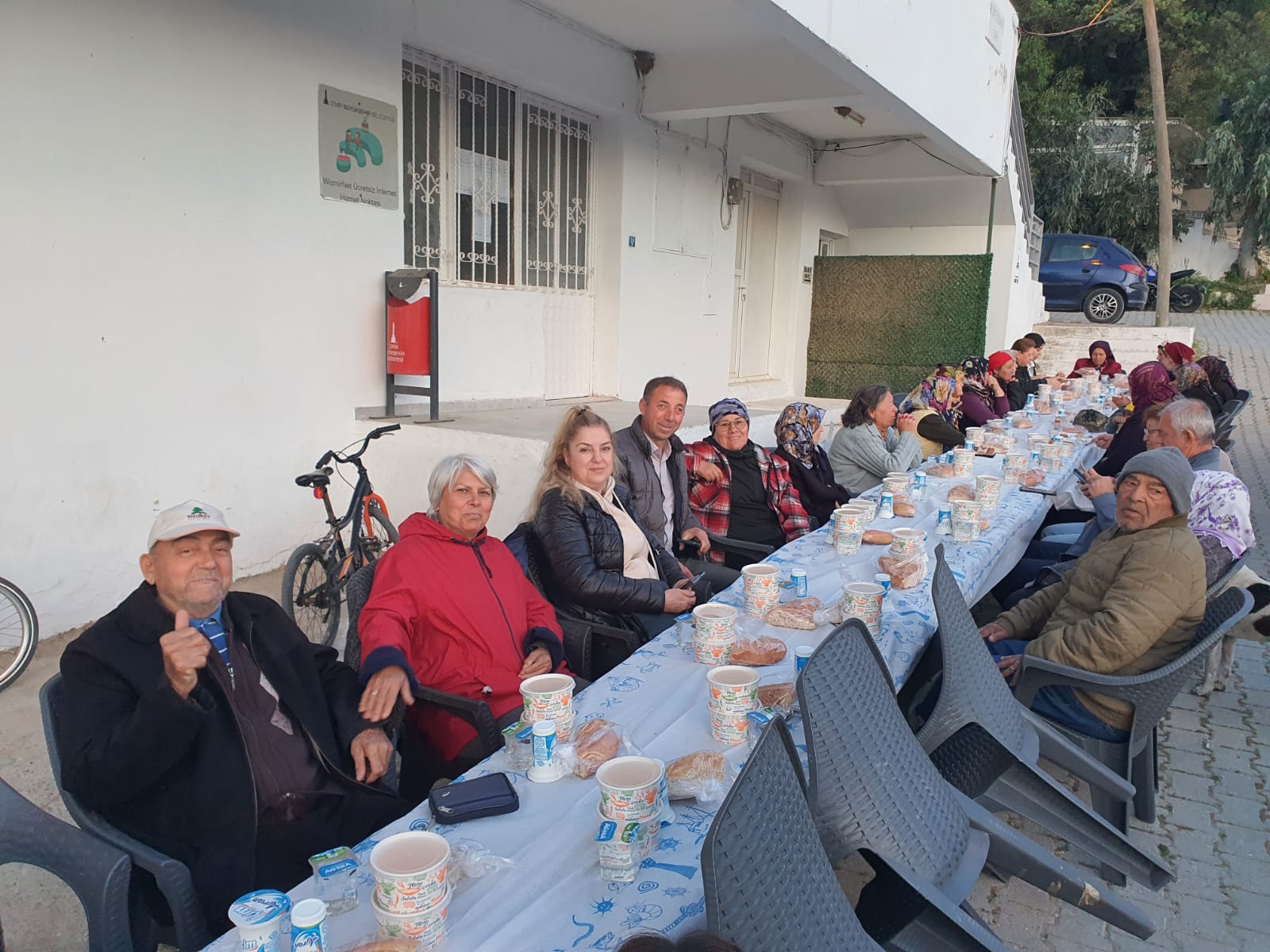Karaburun'da imece ruhuyla kurulan iftar sofrasında mahalle dayanışması