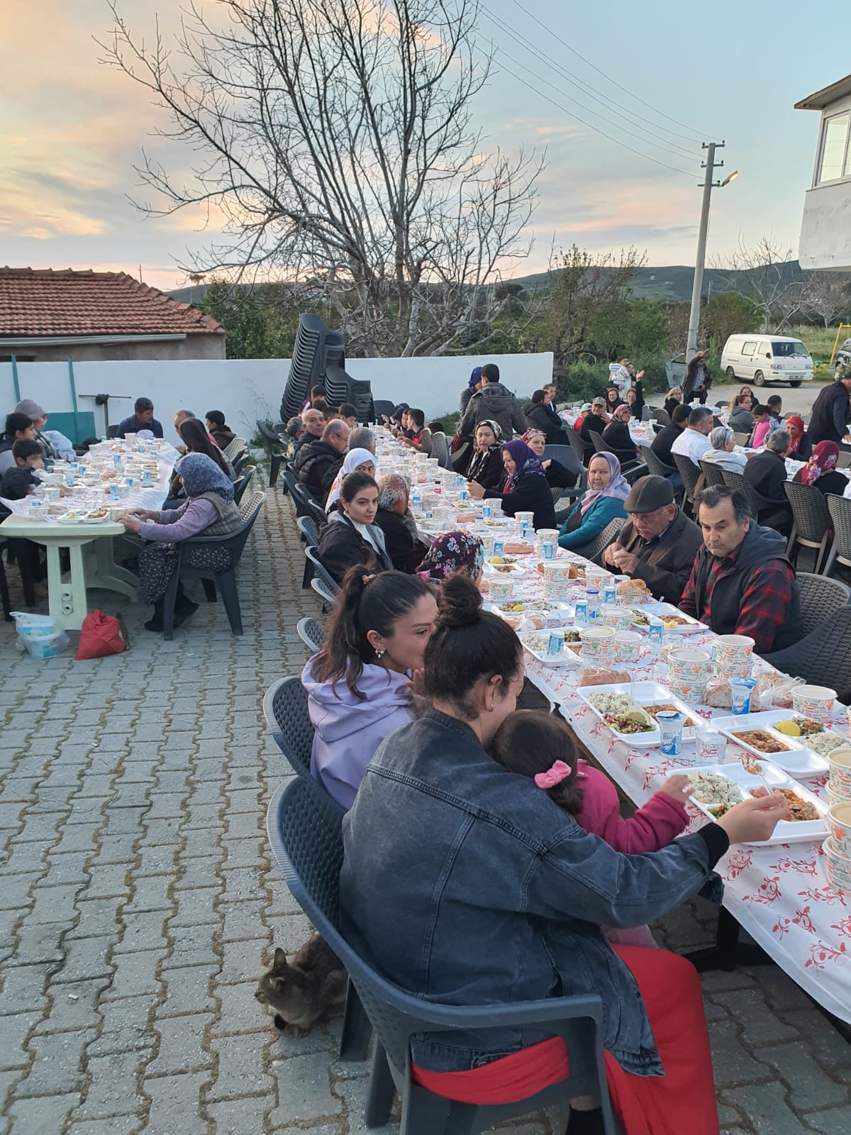 Karaburun'da imece ruhuyla kurulan iftar sofrasında mahalle dayanışması