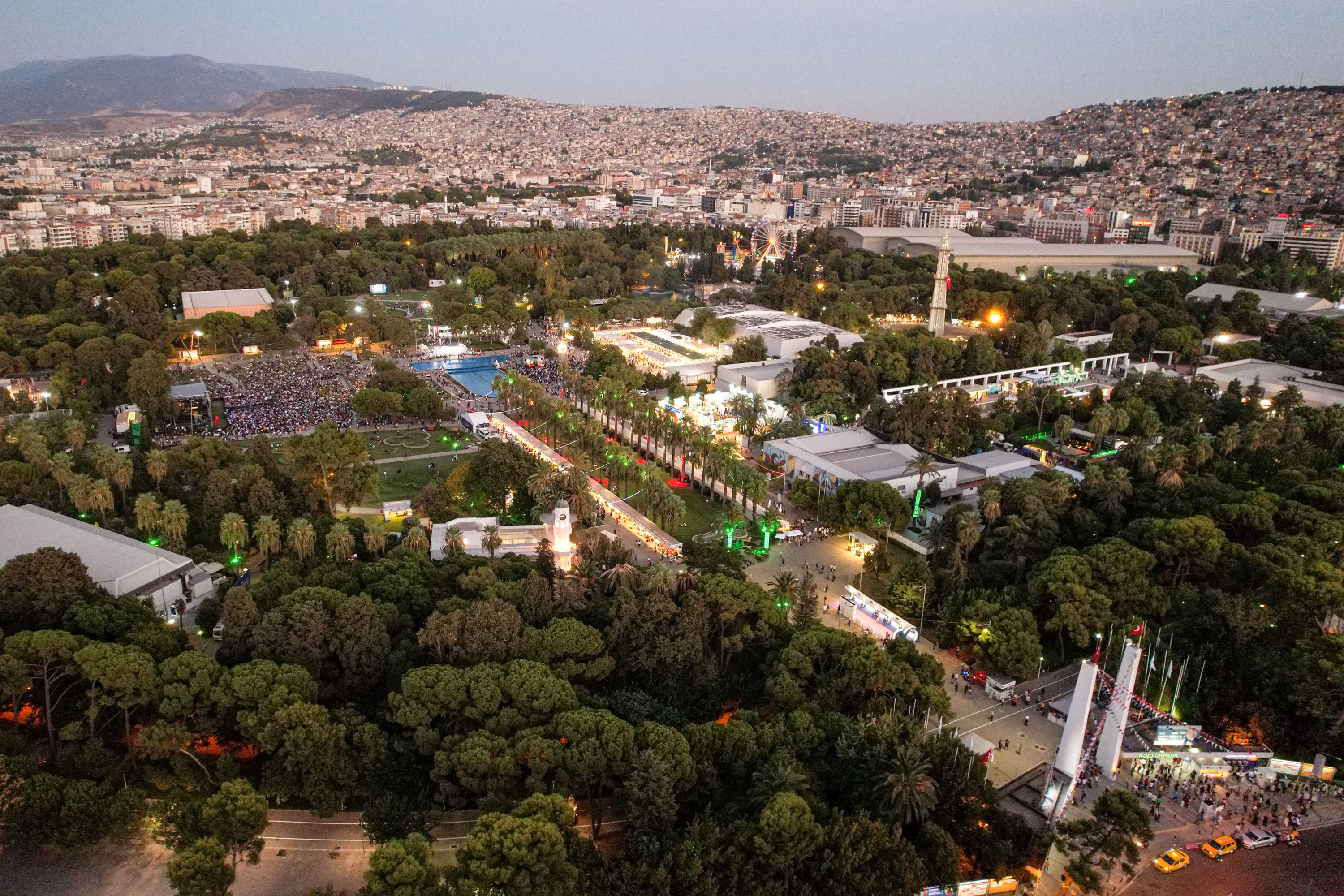 İzmir Kitap Fuarı baharın coşkusuyla Kültürpark’ta
