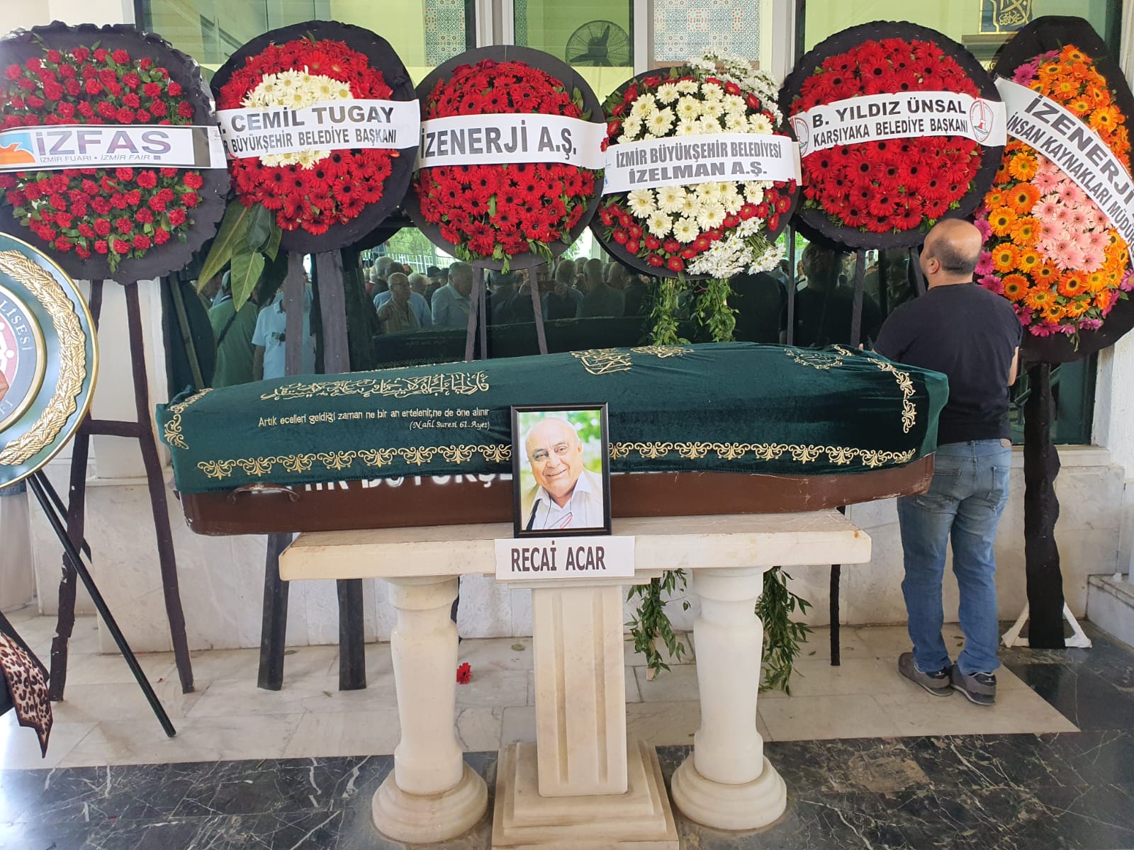 Tüm siyasi partililerin sevilen abisi Recai Acar, son yolculuğuna uğurlandı