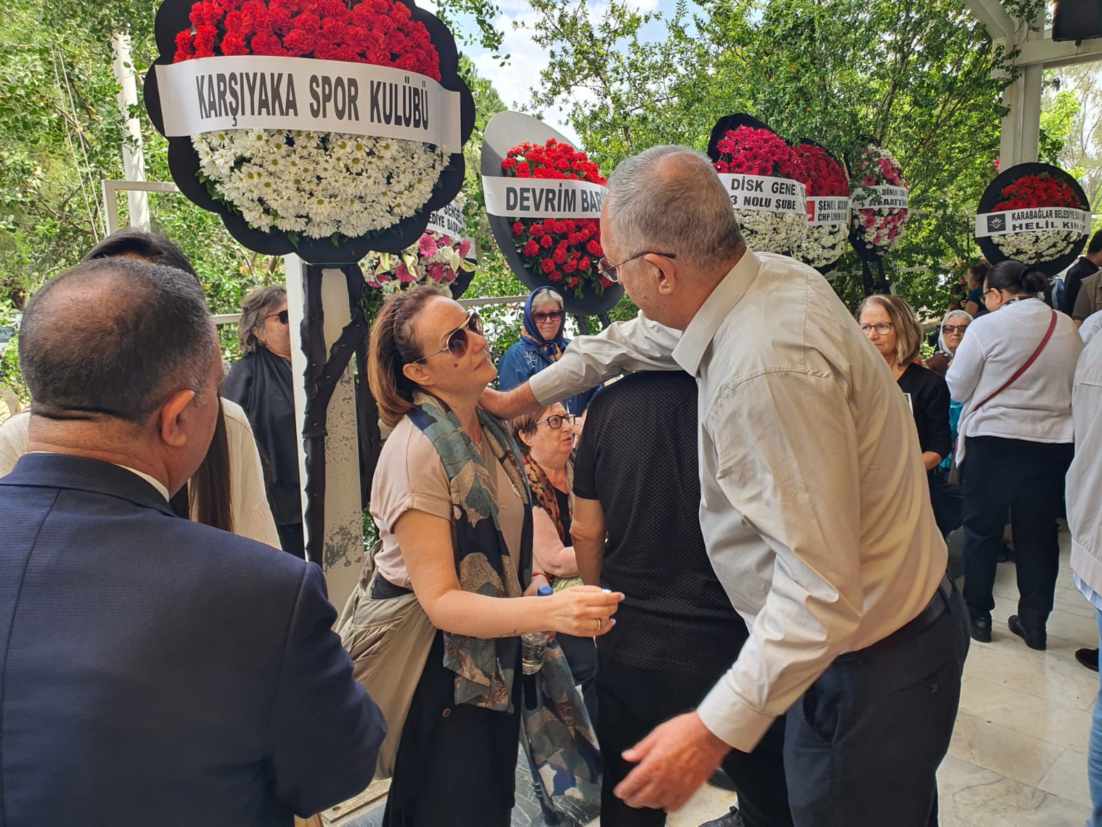 Tüm siyasi partililerin sevilen abisi Recai Acar, son yolculuğuna uğurlandı