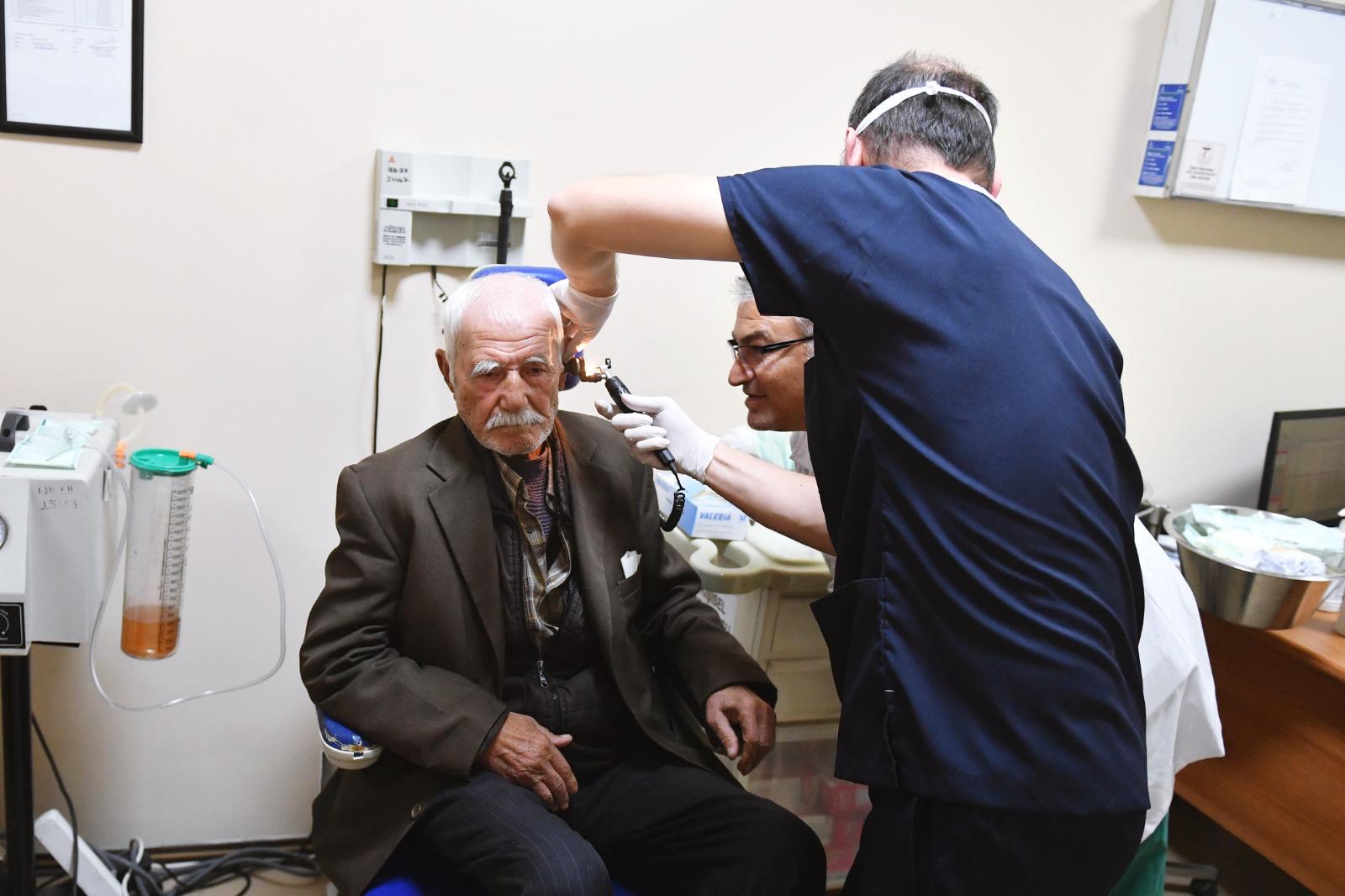 Kulakları duymayan 86 yaşındaki Cemil Amca Eşrefpaşa Hastanesi'nde tedavi oldu