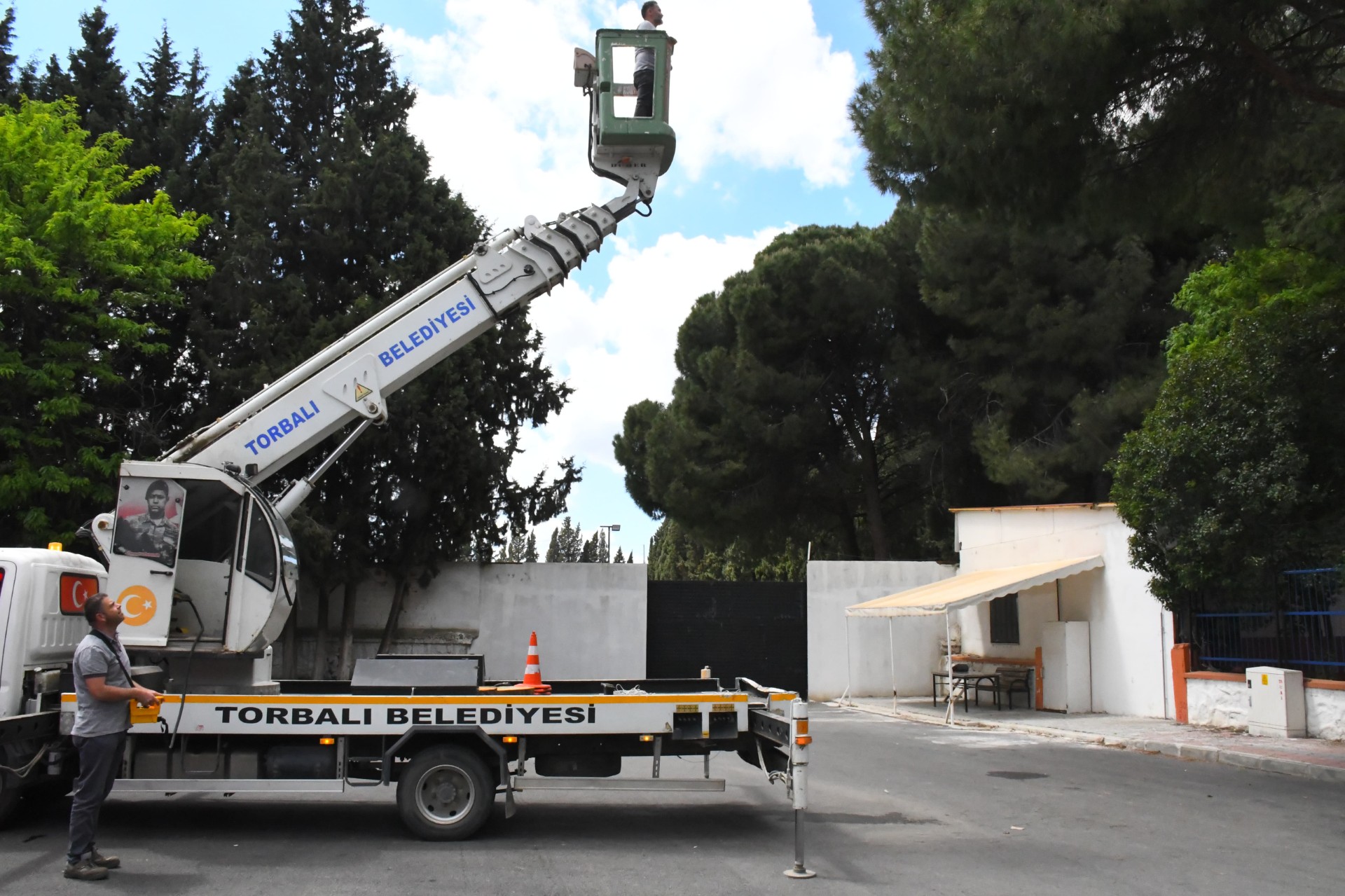 Helikopterleri ağaçta asılı kalan çocukların imdadına belediye koştu