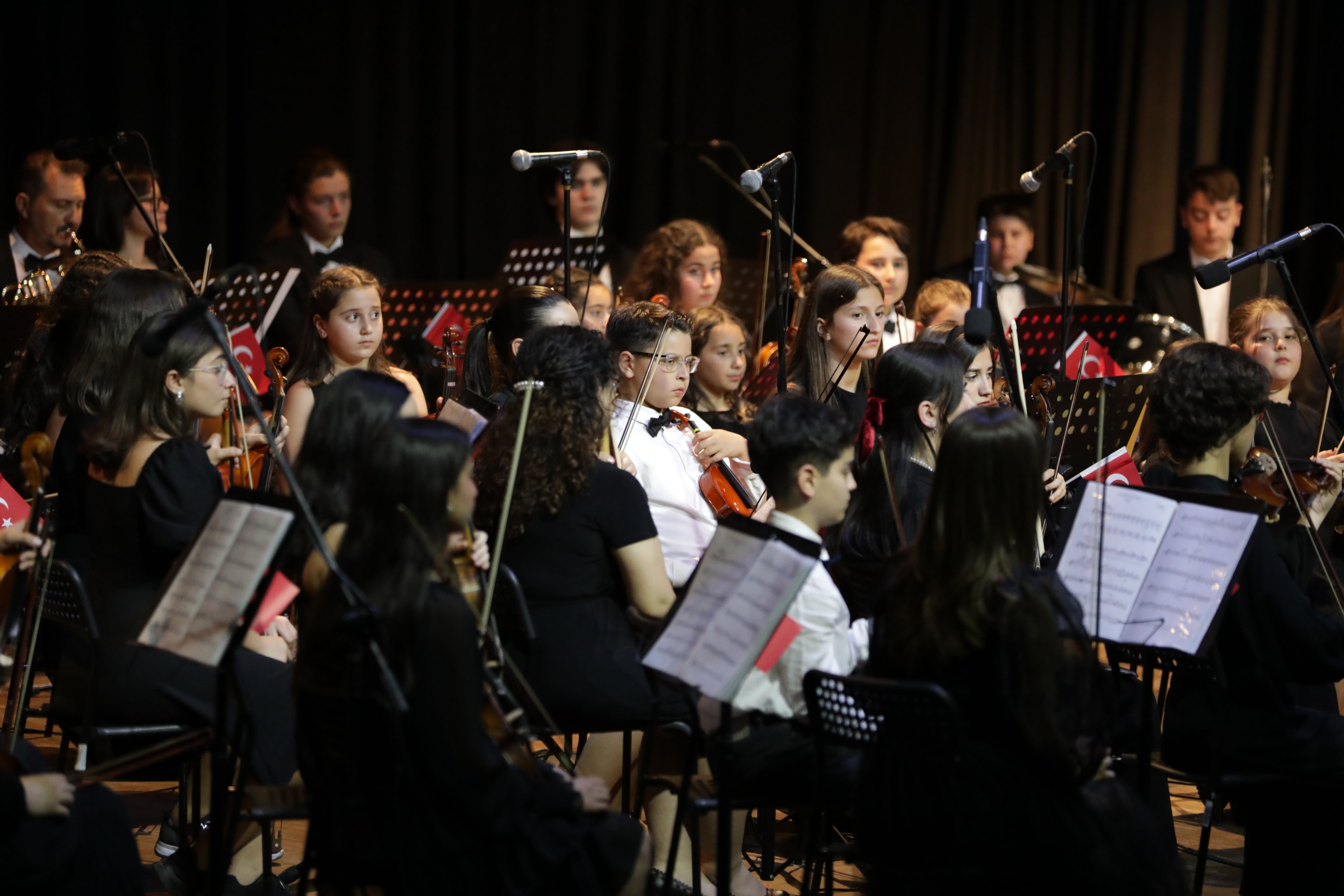 CUMHURİYET ÇOCUKLARINDAN 23 NİSAN KONSERİ