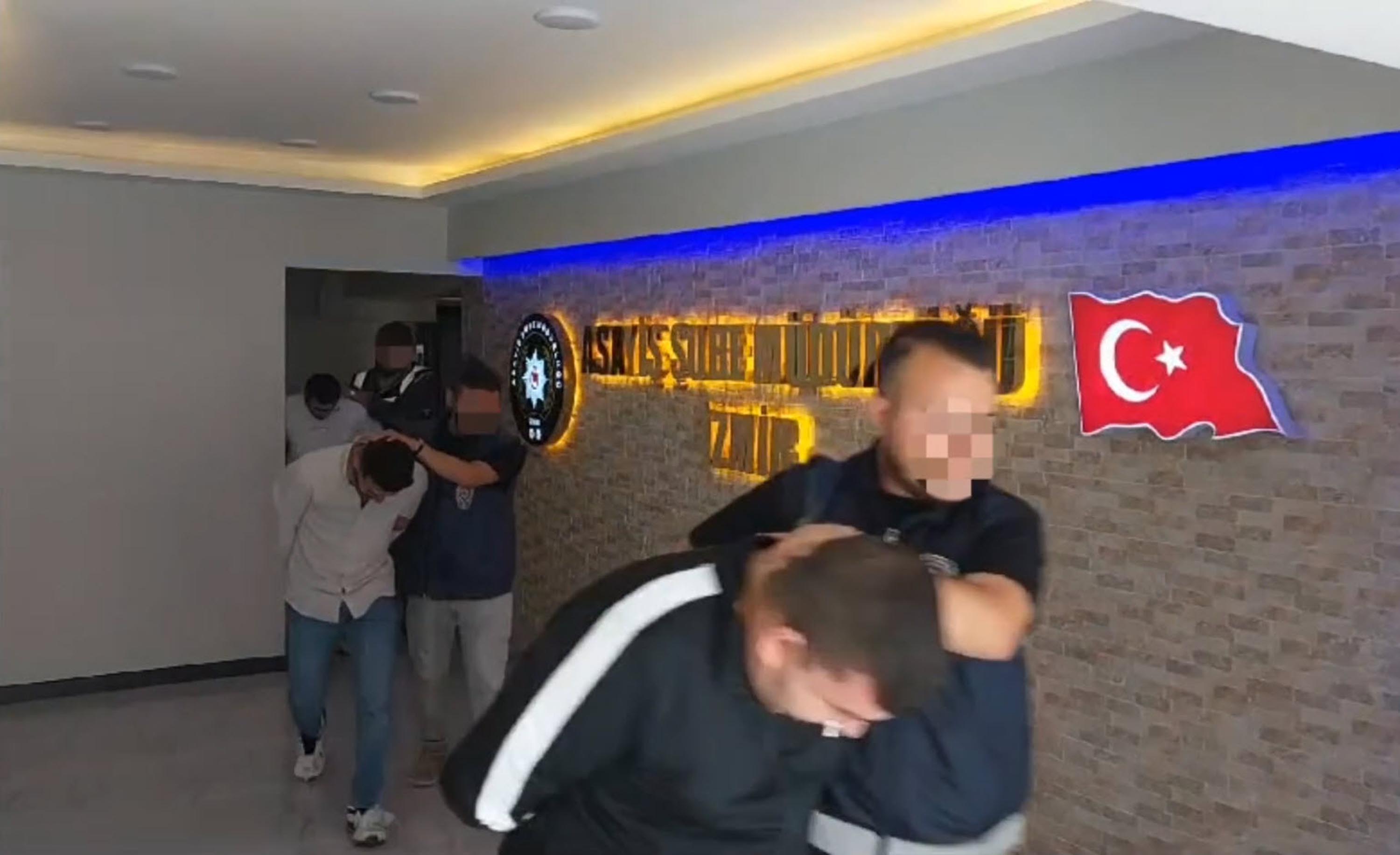 İzmir'de motosikletle cep telefonu kapkaçı kamerada