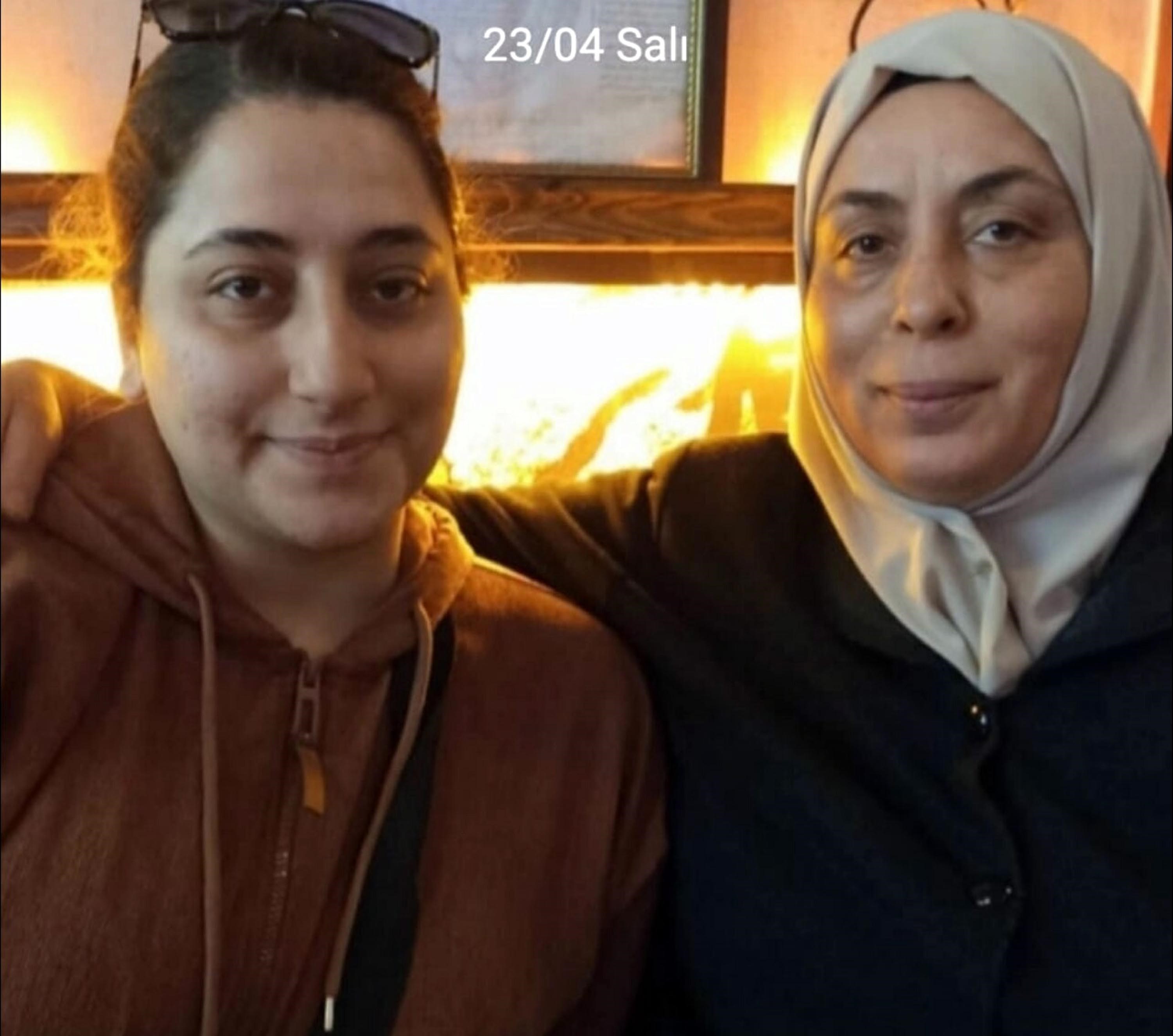 Enkazdan yaralı halde İzmir'e tedaviye getirildikten sonra kaybolan kızını arıyor