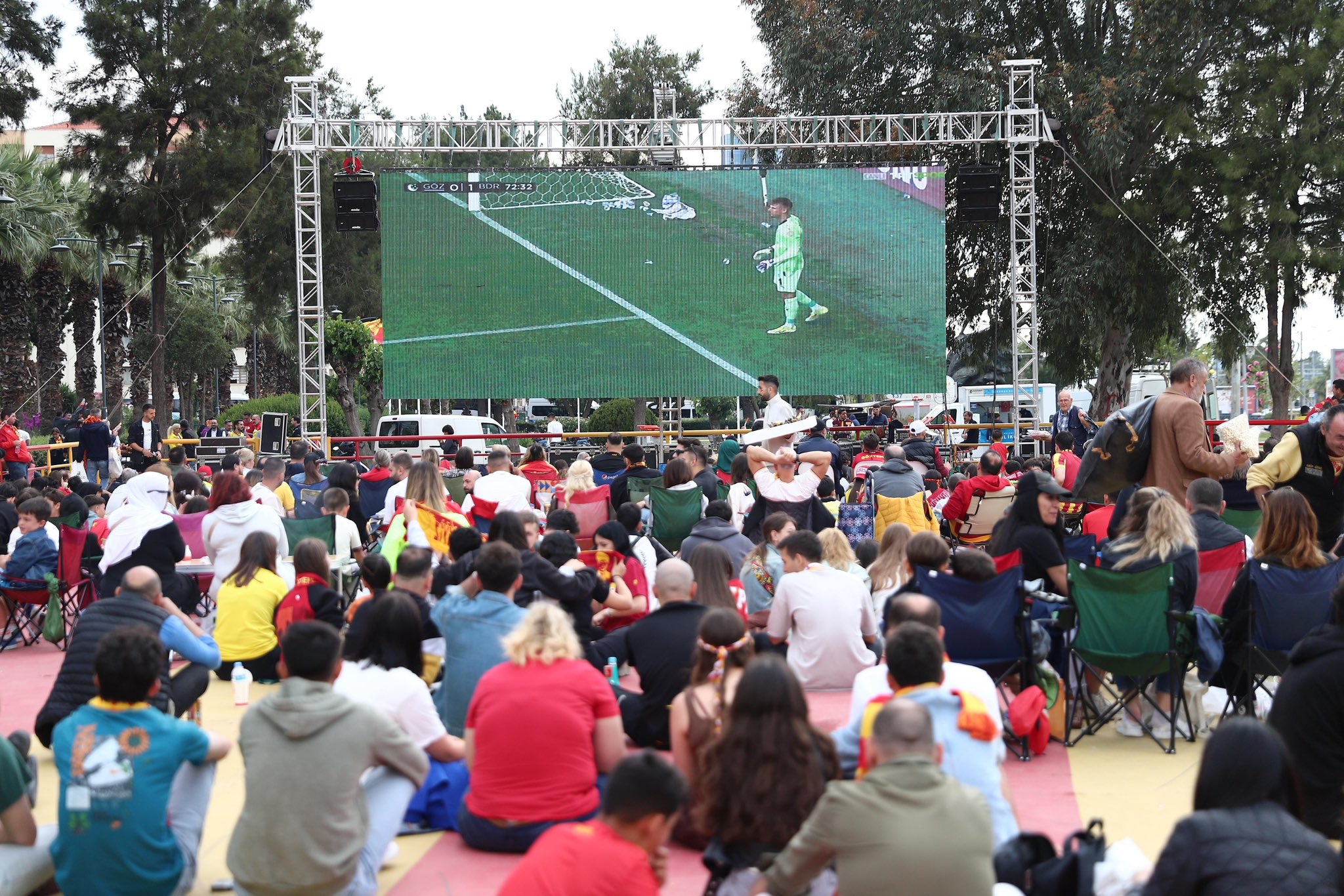 Konak Belediye Başkanı Nilüfer Çınarlı Mutlu, Göztepe'nin Şampiyonluk Coşkusuna Ortak Oldu