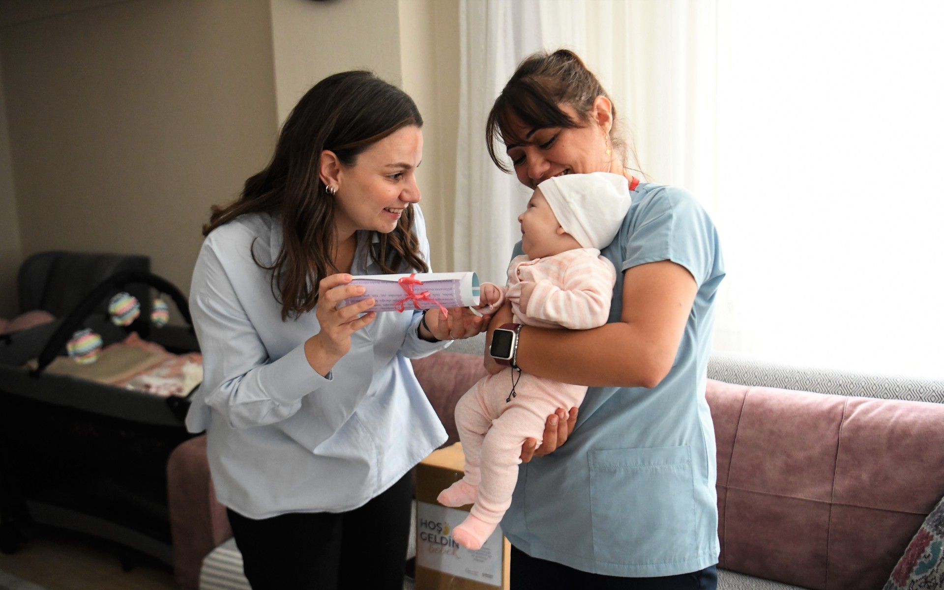 Bornova Belediyesi’nden yeni doğanlara özel hediye paketi