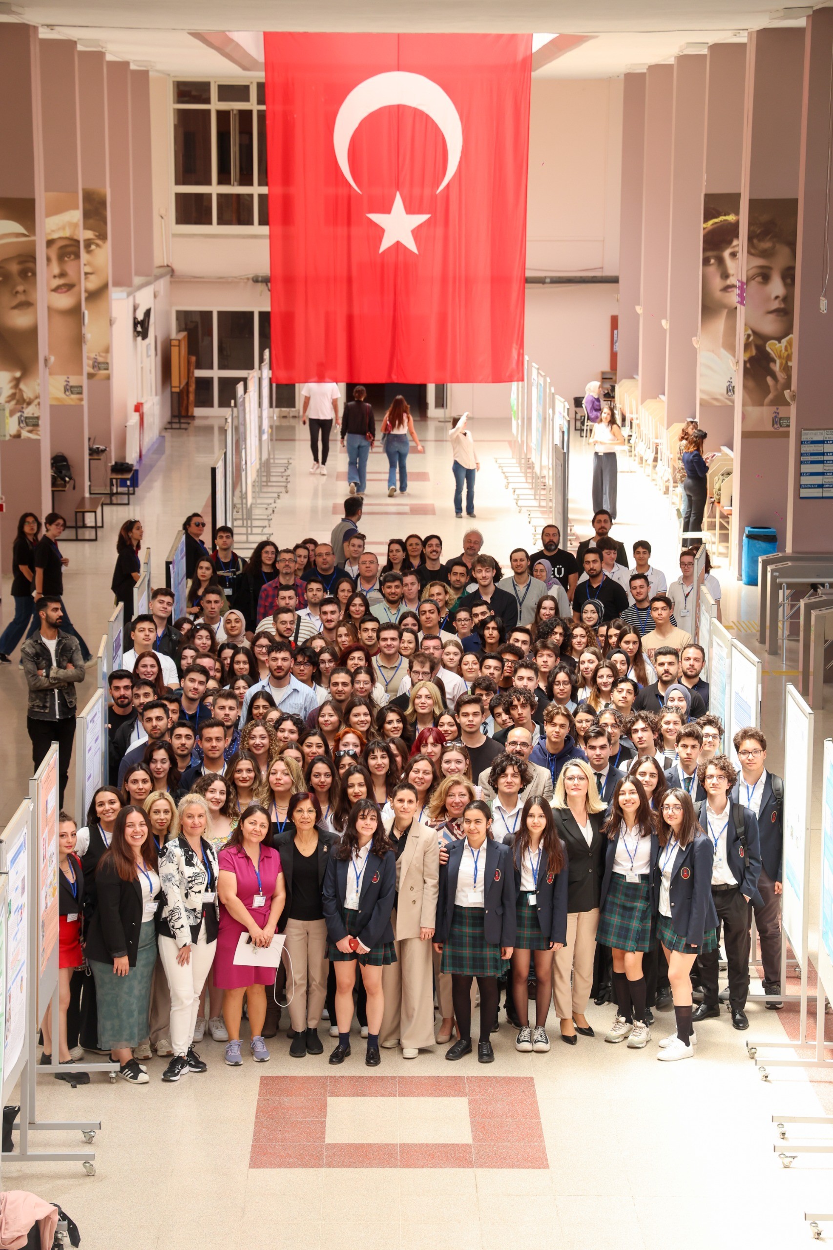 DEÜ'DE 19 MAYIS COŞKUSU: ÖĞRENCİLER BİLİM VE SANAT ŞENLİĞİNDE BİR ARAYA GELDİ