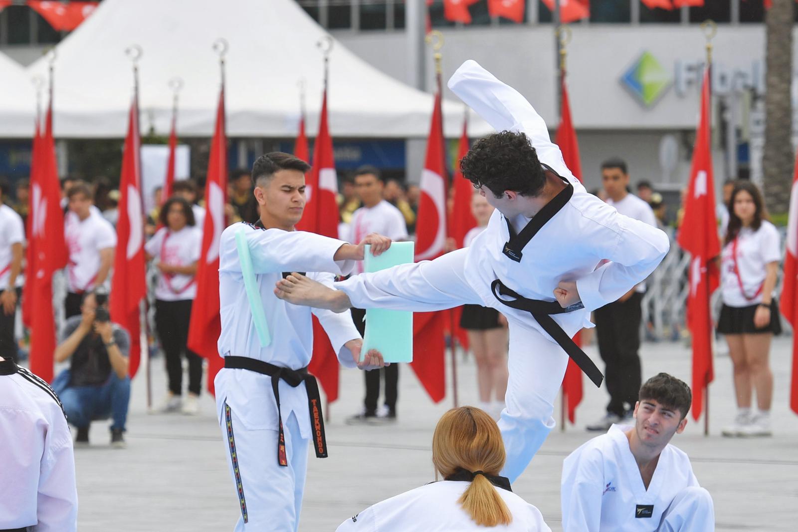 İzmir’de 19 Mayıs coşkusu: Cumhuriyet Meydanı rengarenk